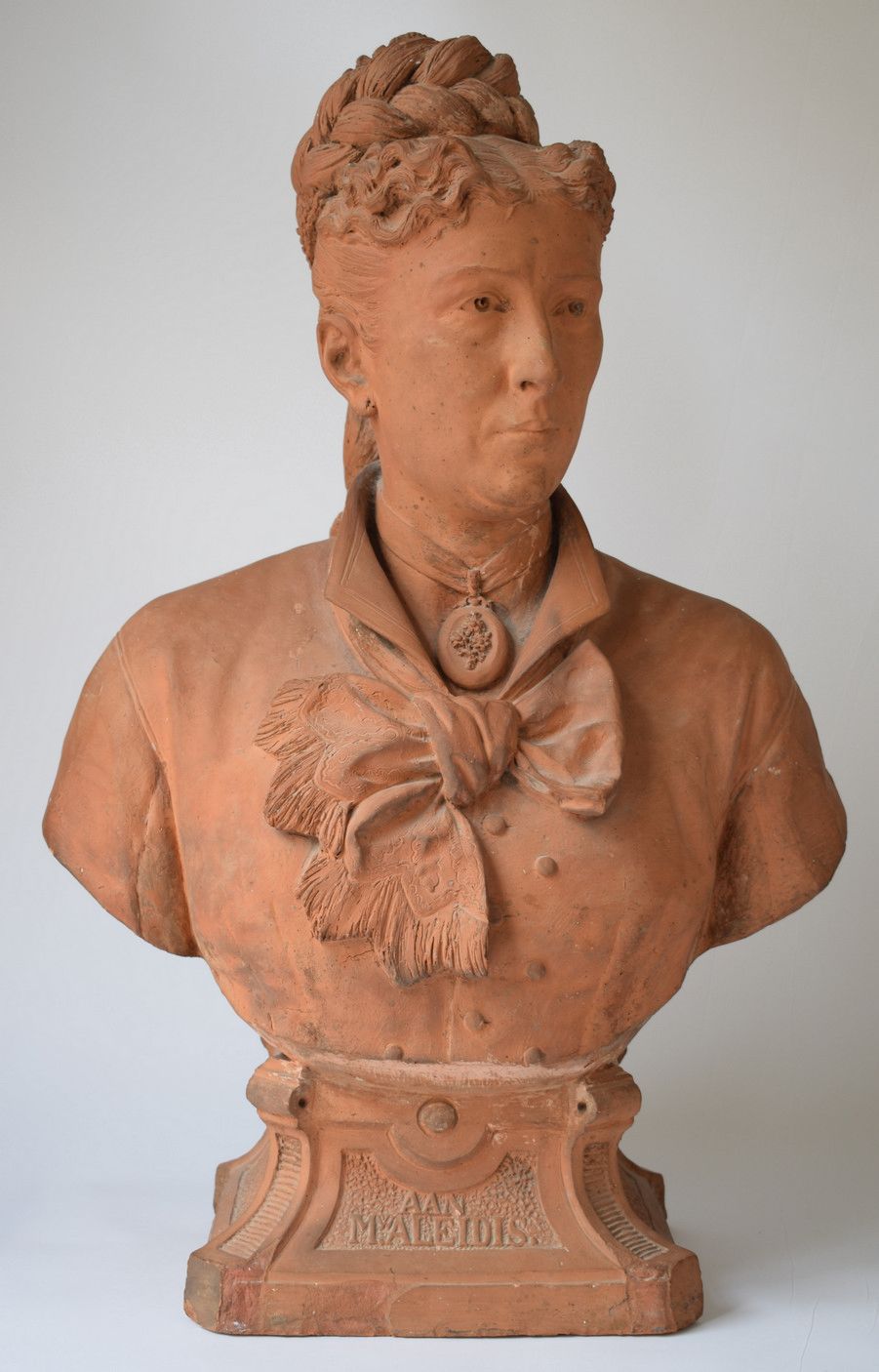 Null Büste einer Frau in einer Kuhle. Anvers 1877. H: 70 cm.