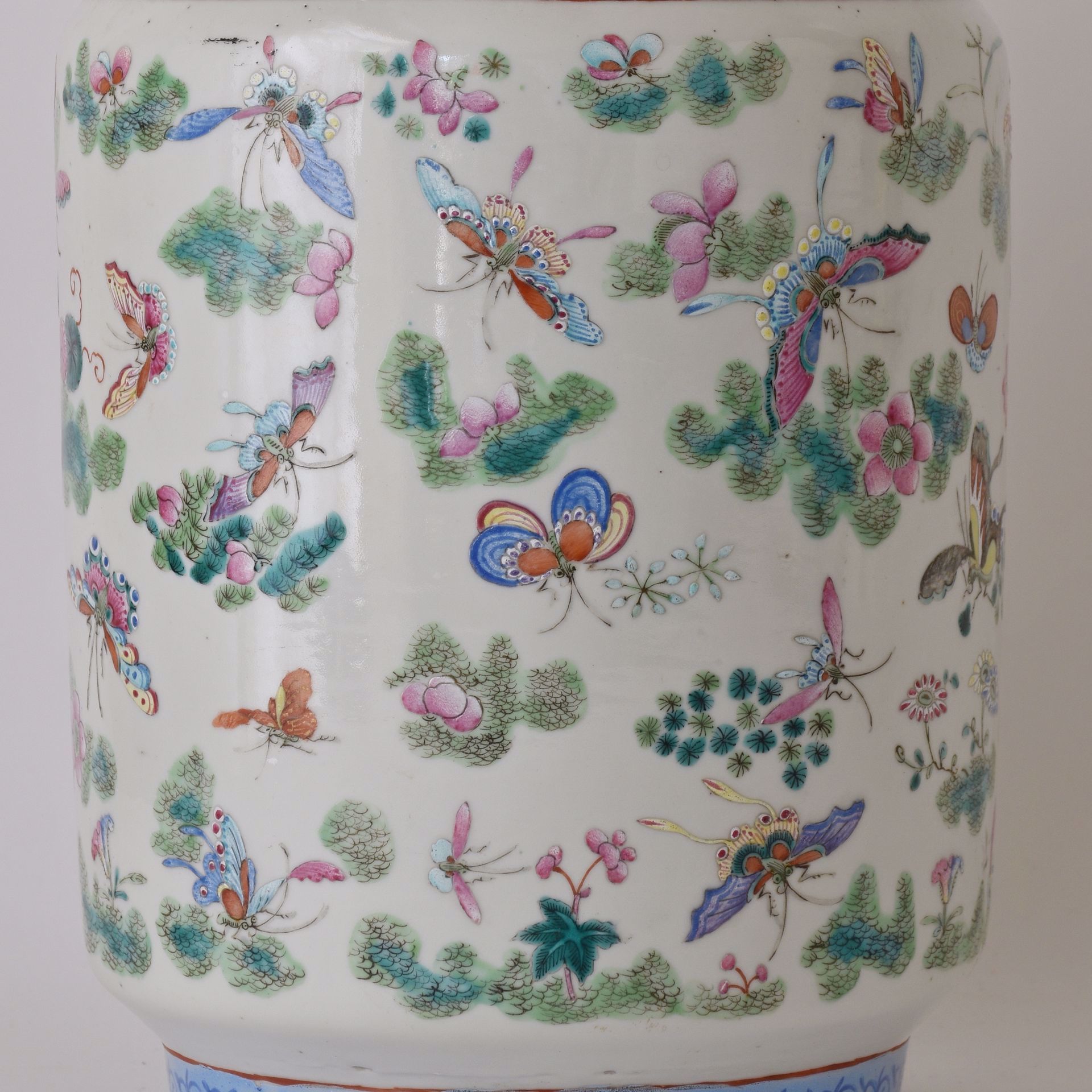Vase con decoración de mariposas y frutas. China, siglo XIX. Y unos cuencos oval&hellip;
