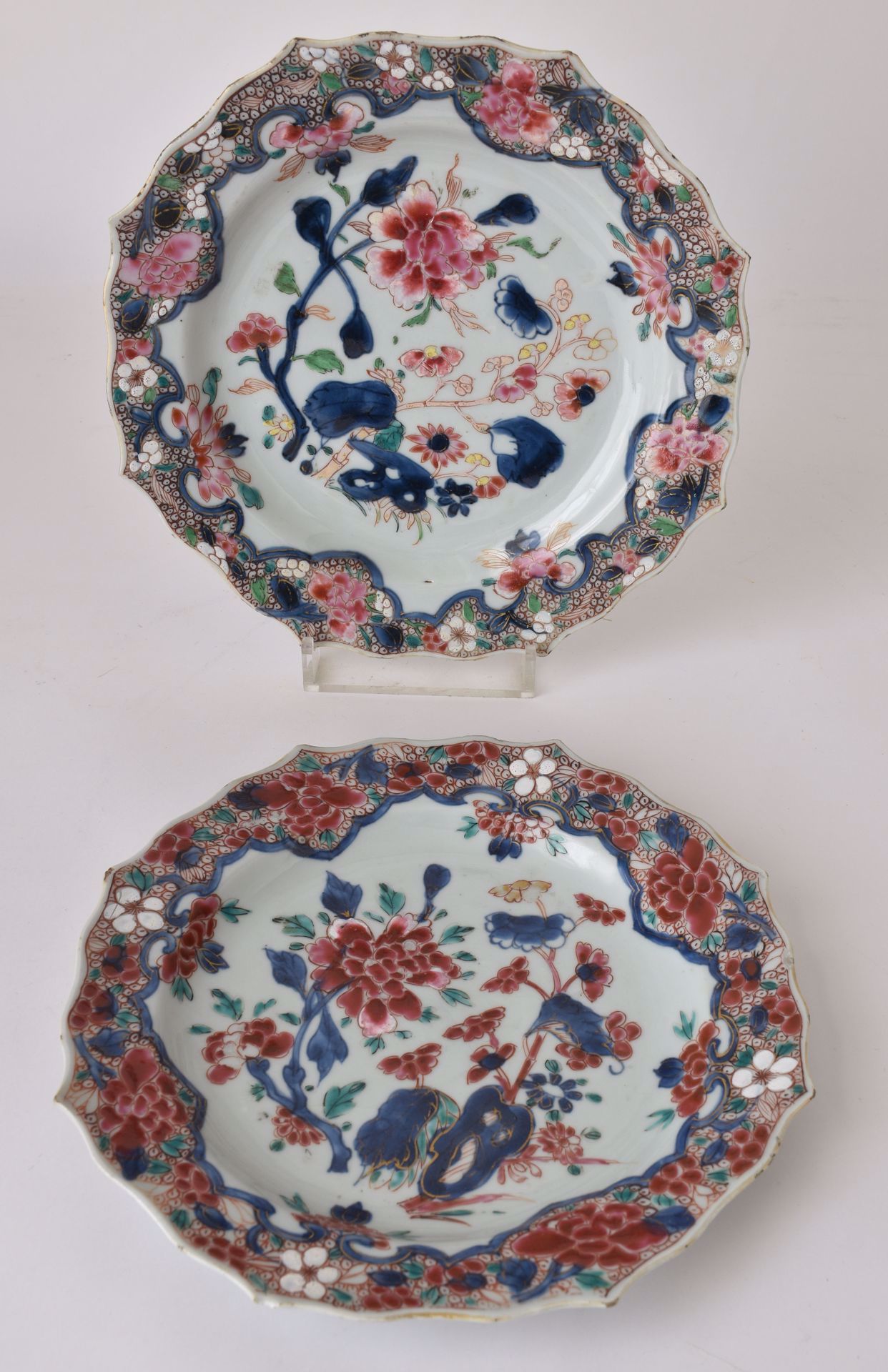 Pair of plates con decorazione di peonie; bordo smerlato. Epoca Kien Long (sfald&hellip;