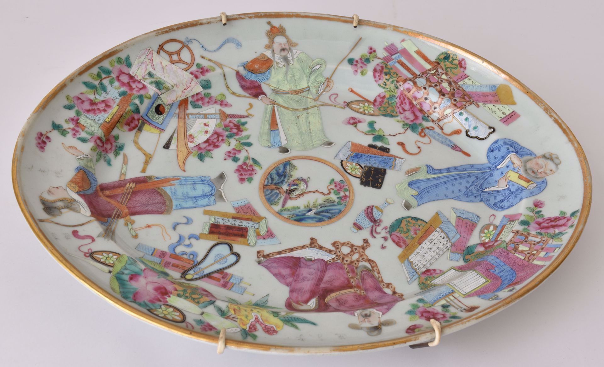 OVAL SCALE 有古代圣贤、鸟类和用品的装饰。广州，19世纪。
