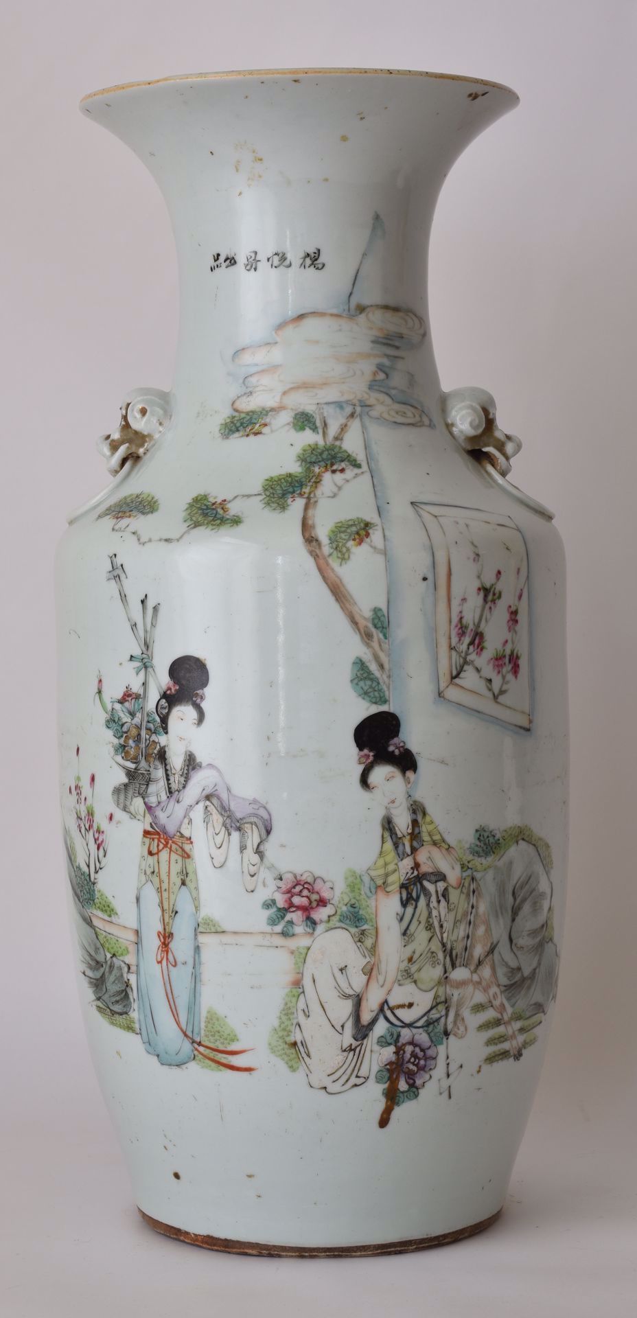 Vase mit Dekoration von Damen auf einer Terrasse und Reliefdekoration von Fo-Hun&hellip;