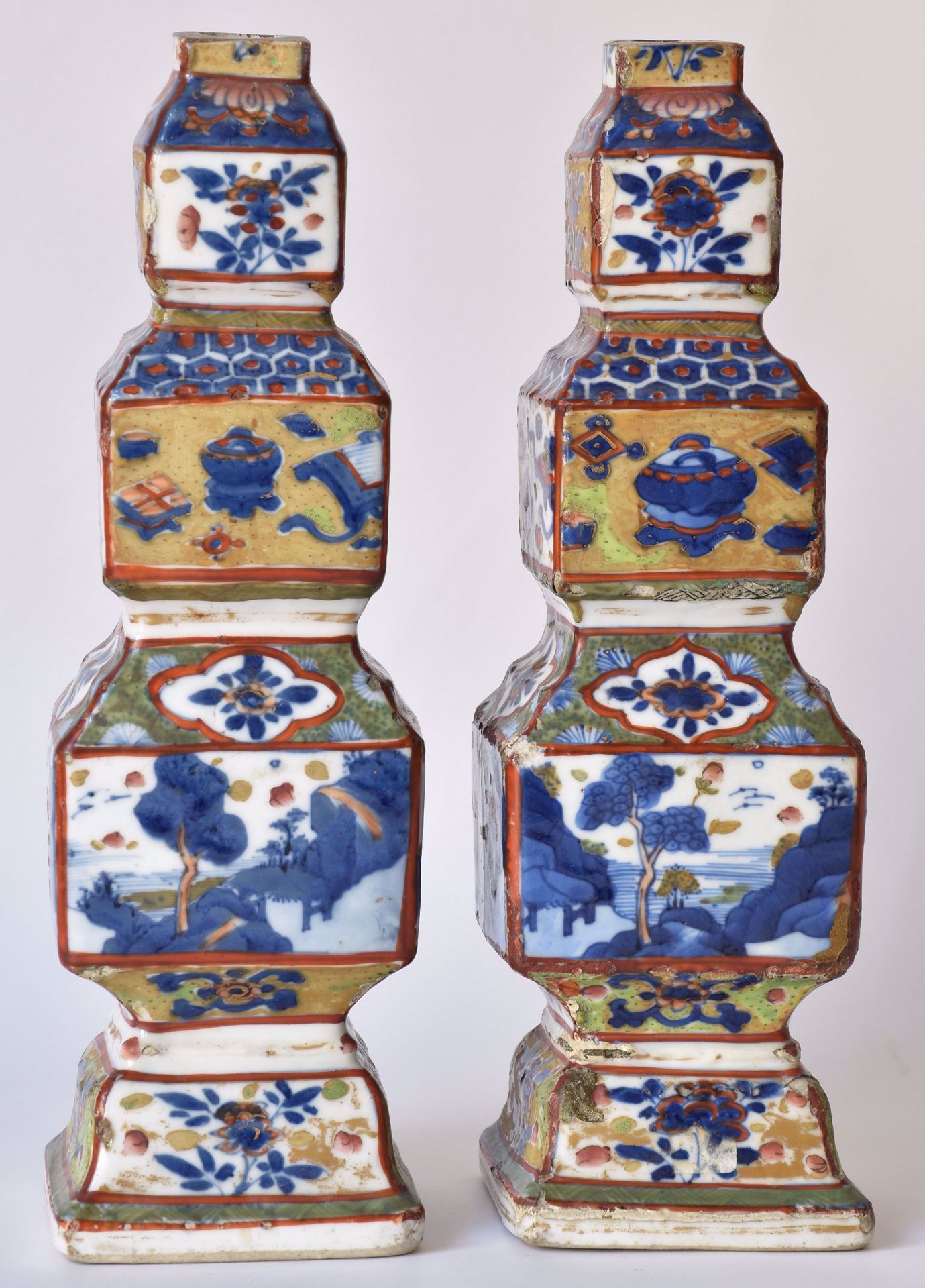 Pair of Miniature Vases 面板上装饰着风景和用品。约1800年。