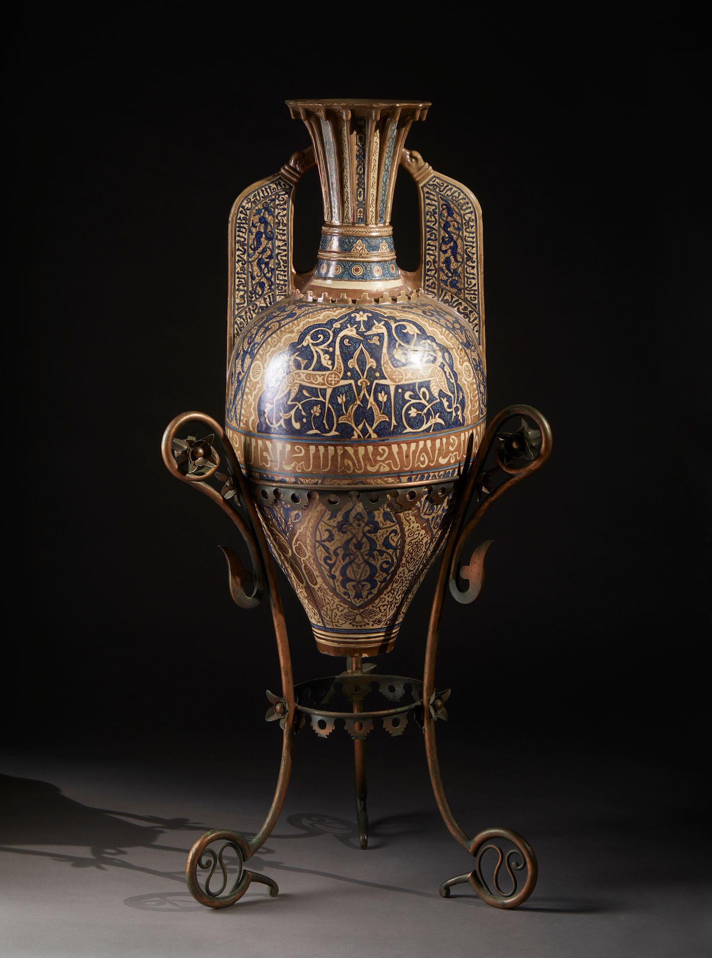 Vaso Alhambra in ceramica Probabilmente Francia, XIX secolo h. 65 X 32 cm Un vas&hellip;