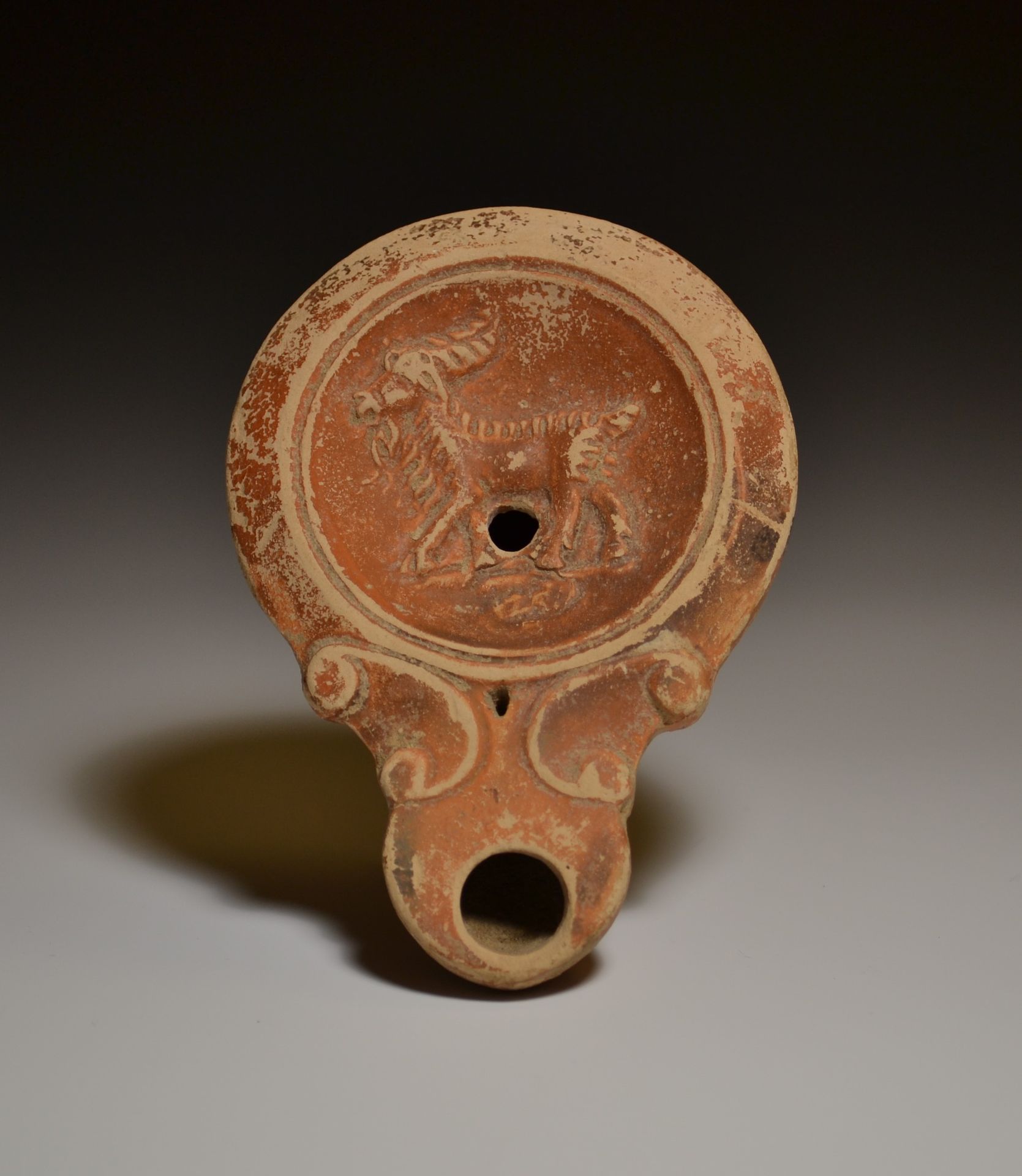 Null 
Antica lampada ad olio in terracotta romana con capra









Romano / 1.&hellip;