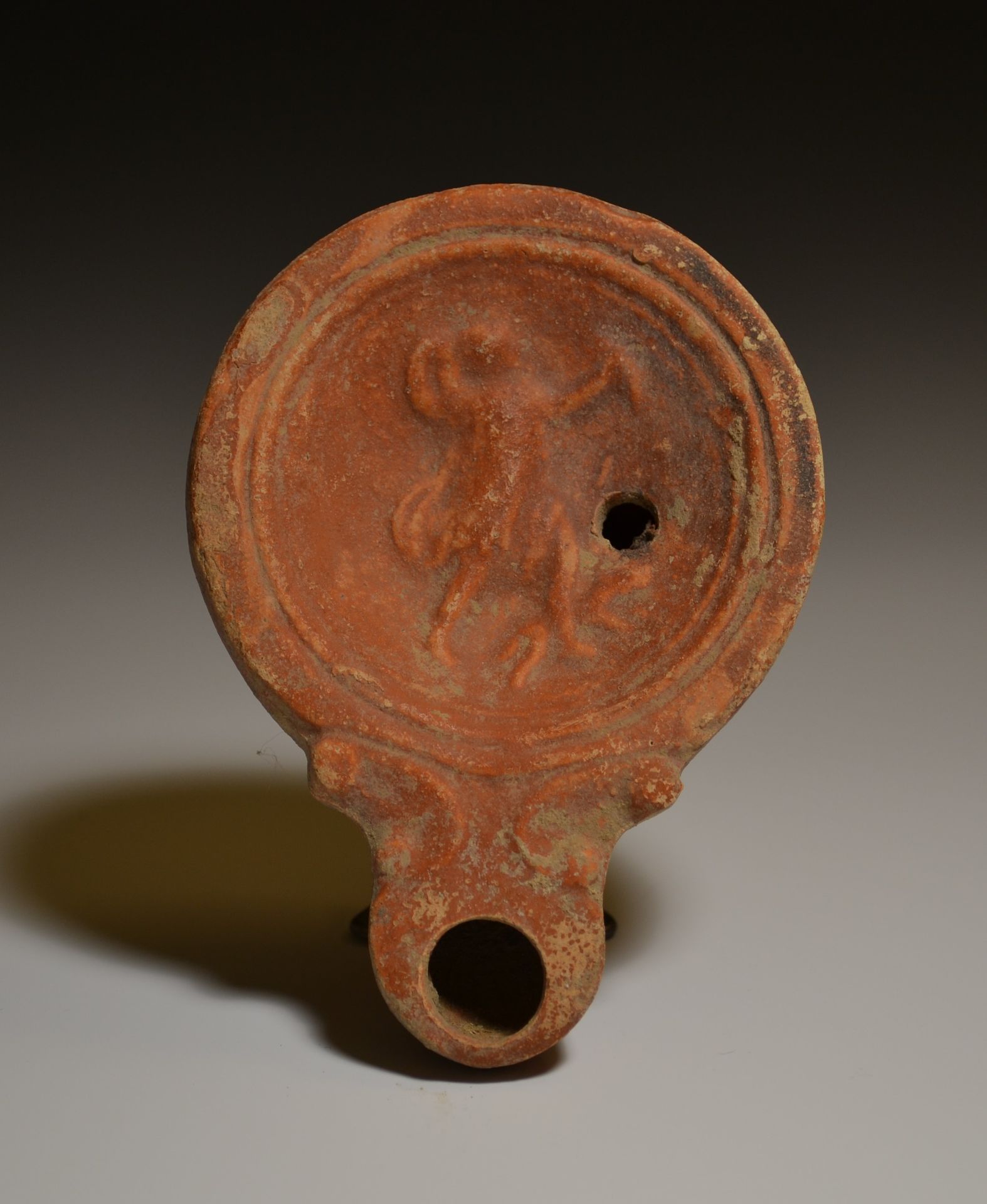 Null 
古罗马陶器油灯与戴安娜的关系









罗马/公元1-2世纪/兵马俑/长=10.4厘米（4 3/32英寸）。









罗马陶器油灯&hellip;