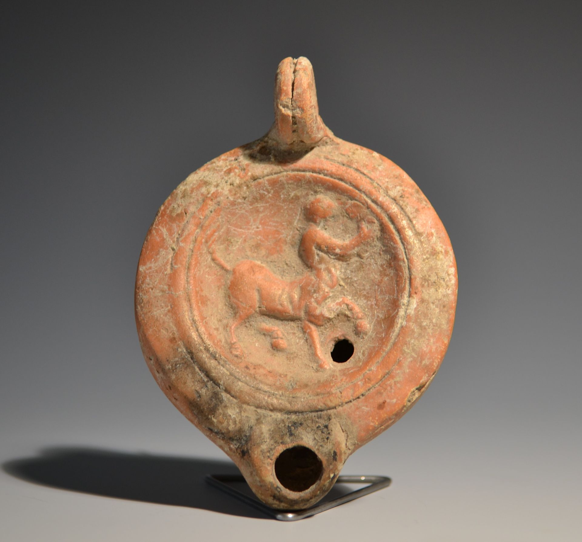 Null 
Lampe à huile romaine antique en terre cuite avec centaure
 

Empire romai&hellip;