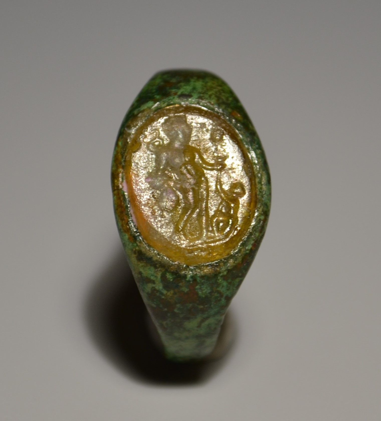 Null 
古罗马青铜戒指与玻璃凹印
 

罗马帝国/公元1-2世纪/青铜，玻璃/D=2.3厘米（29/32英寸）。
 

罗马青铜戒指，玻璃凹版刻画着墨丘利和&hellip;
