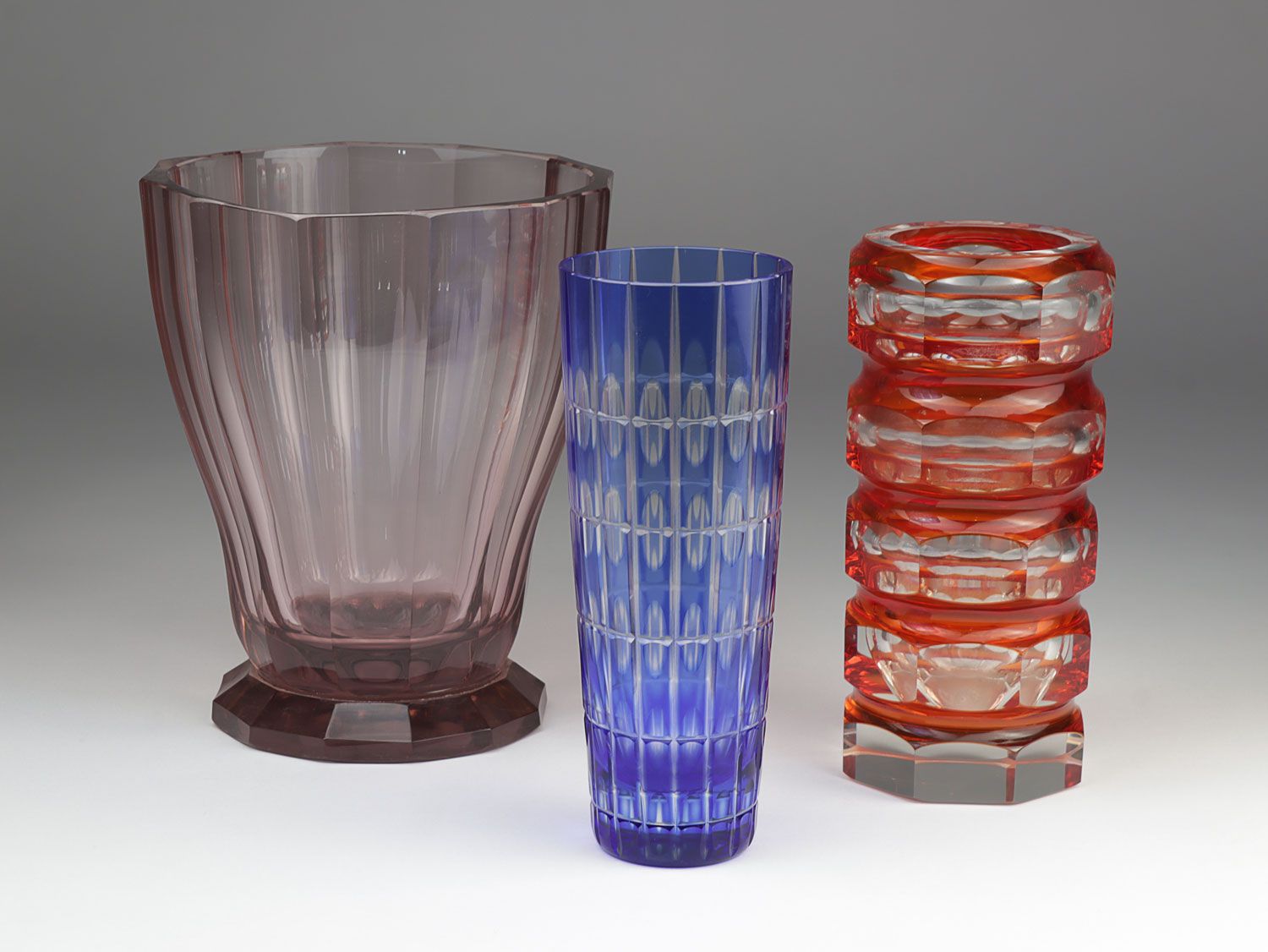 Null Vasen - Konvolut - 3 St., farbloses und violettes Glas, wohl 1x Val Saint L&hellip;