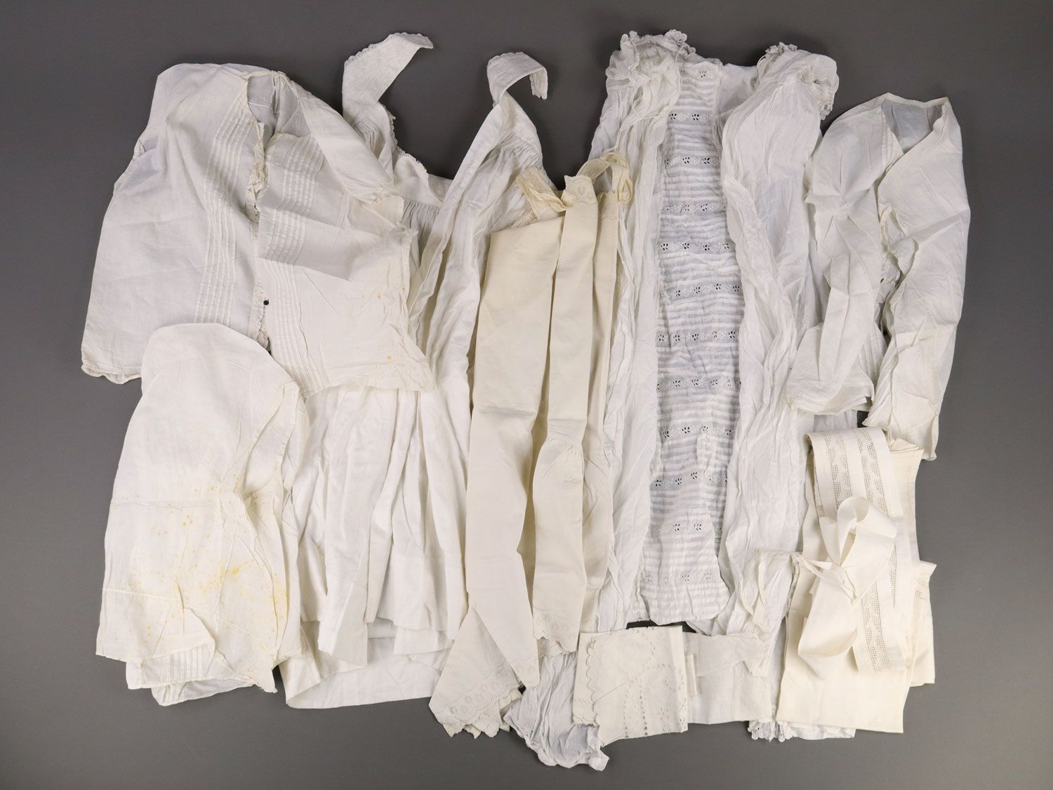 Null Robe de baptême et autres - 8 pièces, blanc, coton, dentelle ajourée, 2 pet&hellip;