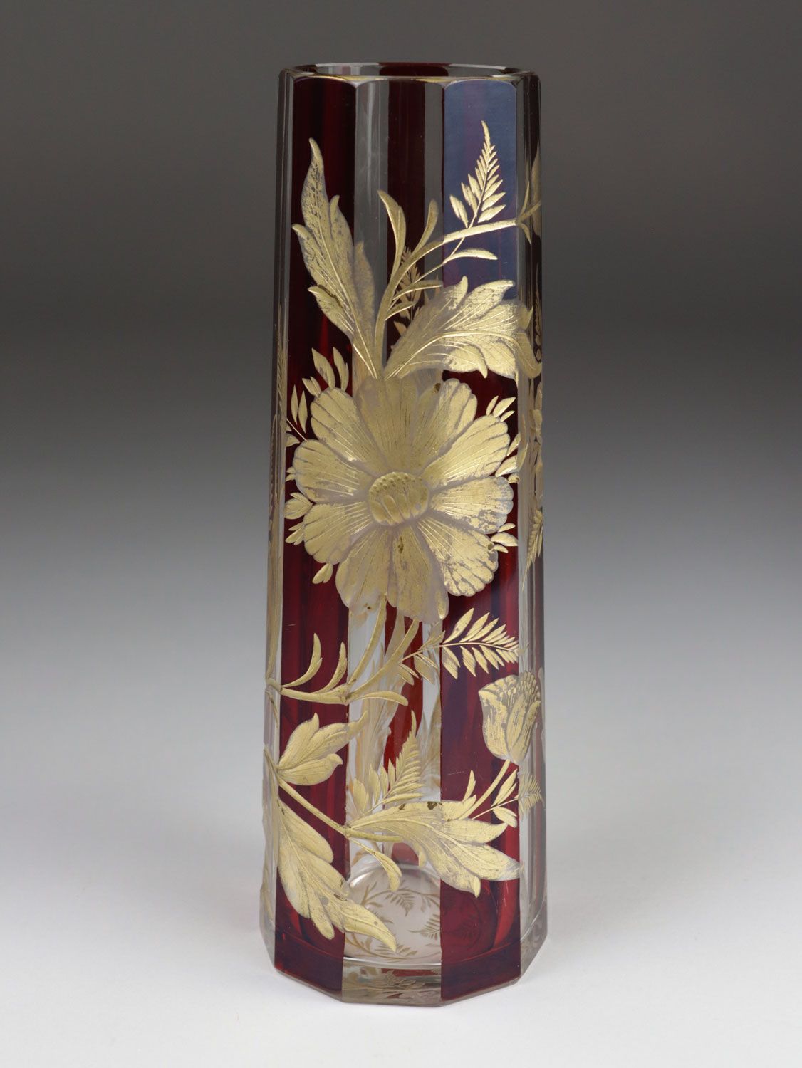 Null Böhmen - Vase - um 1900, Böhmen, farbloses Glas, polygonaler Stand mit vege&hellip;