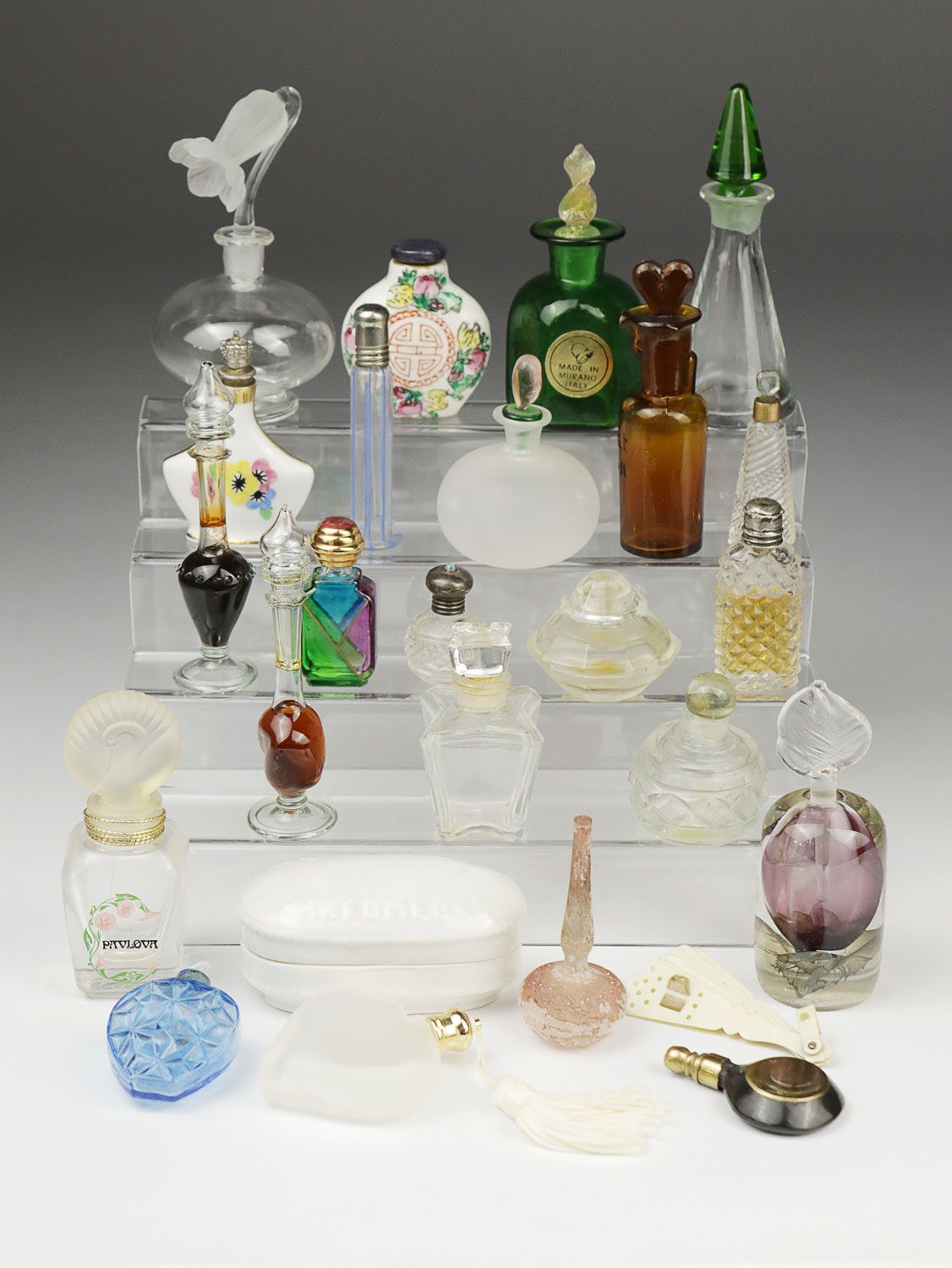 Null Flacons de parfum - lot - en partie Murano, Italie, Atelier Molnar, Munich,&hellip;