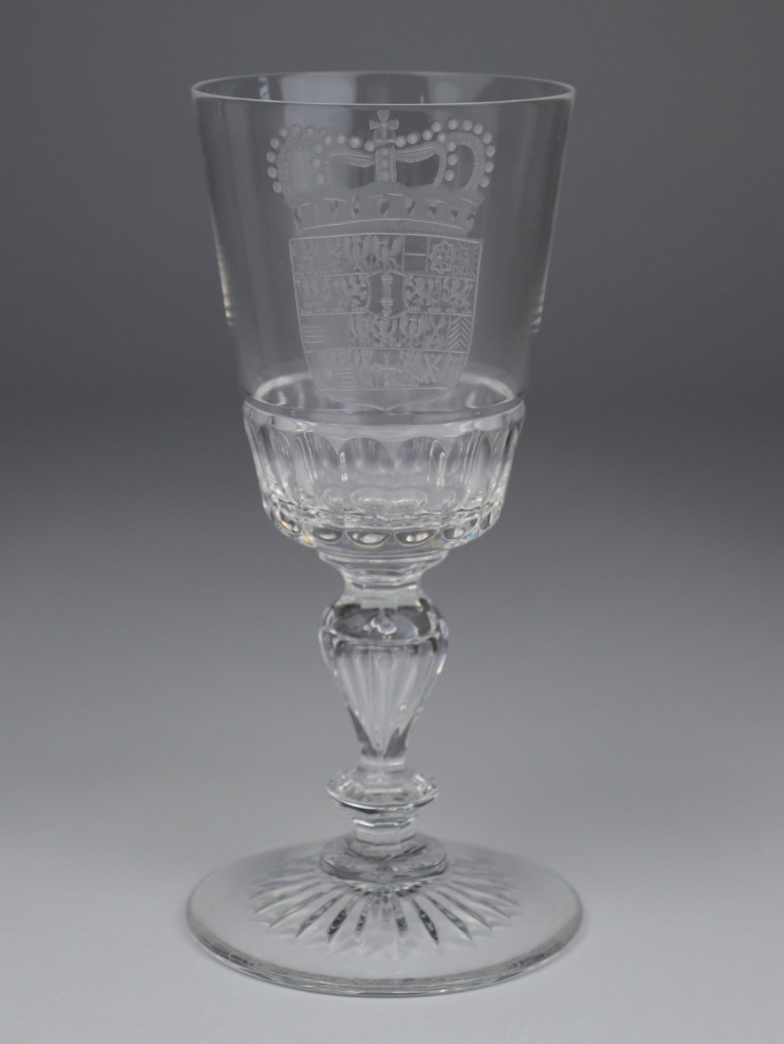 Null Wappenglas - um 1900, farbloses Glas m. Bodenstern, balusterförmiger Schaft&hellip;