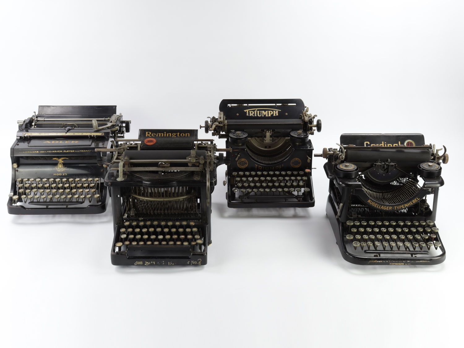 Null Machines à écrire - Quatre pièces - 1. Cardinal, année de parution 1923, nu&hellip;