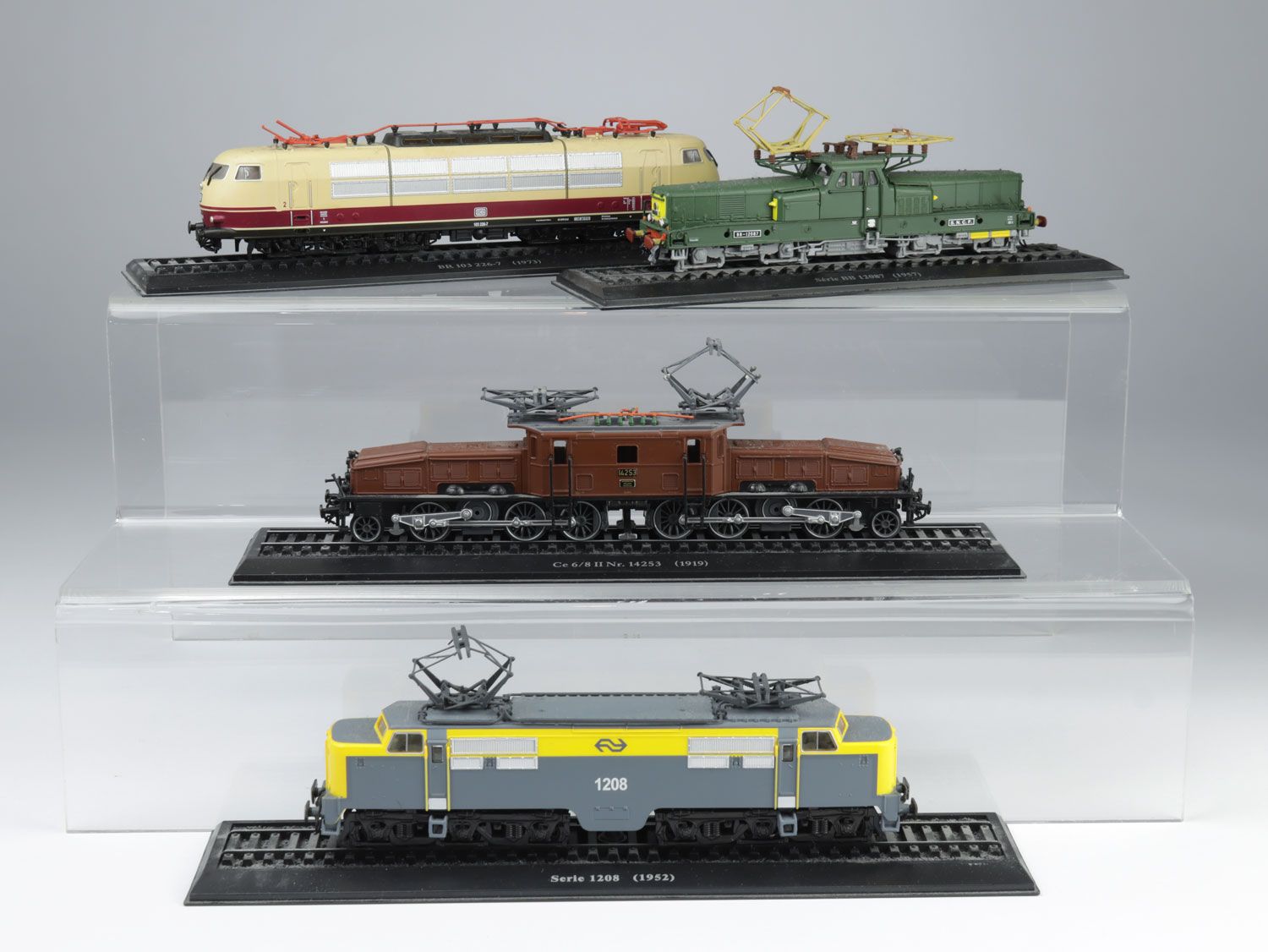 Null Railroad models - 4 railroad models on base, plastic, marked and dated: BR1&hellip;