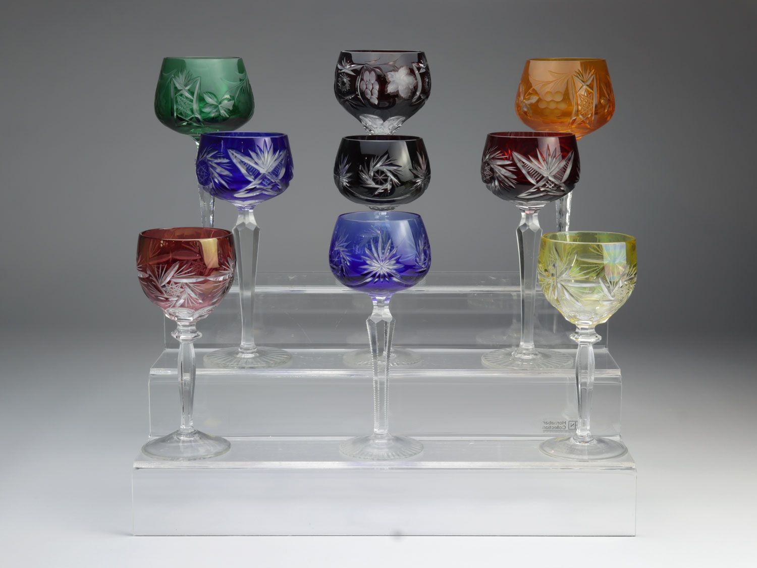 Null Lot de 9 verres à vin de formes, tailles et décors différents, en cristal i&hellip;