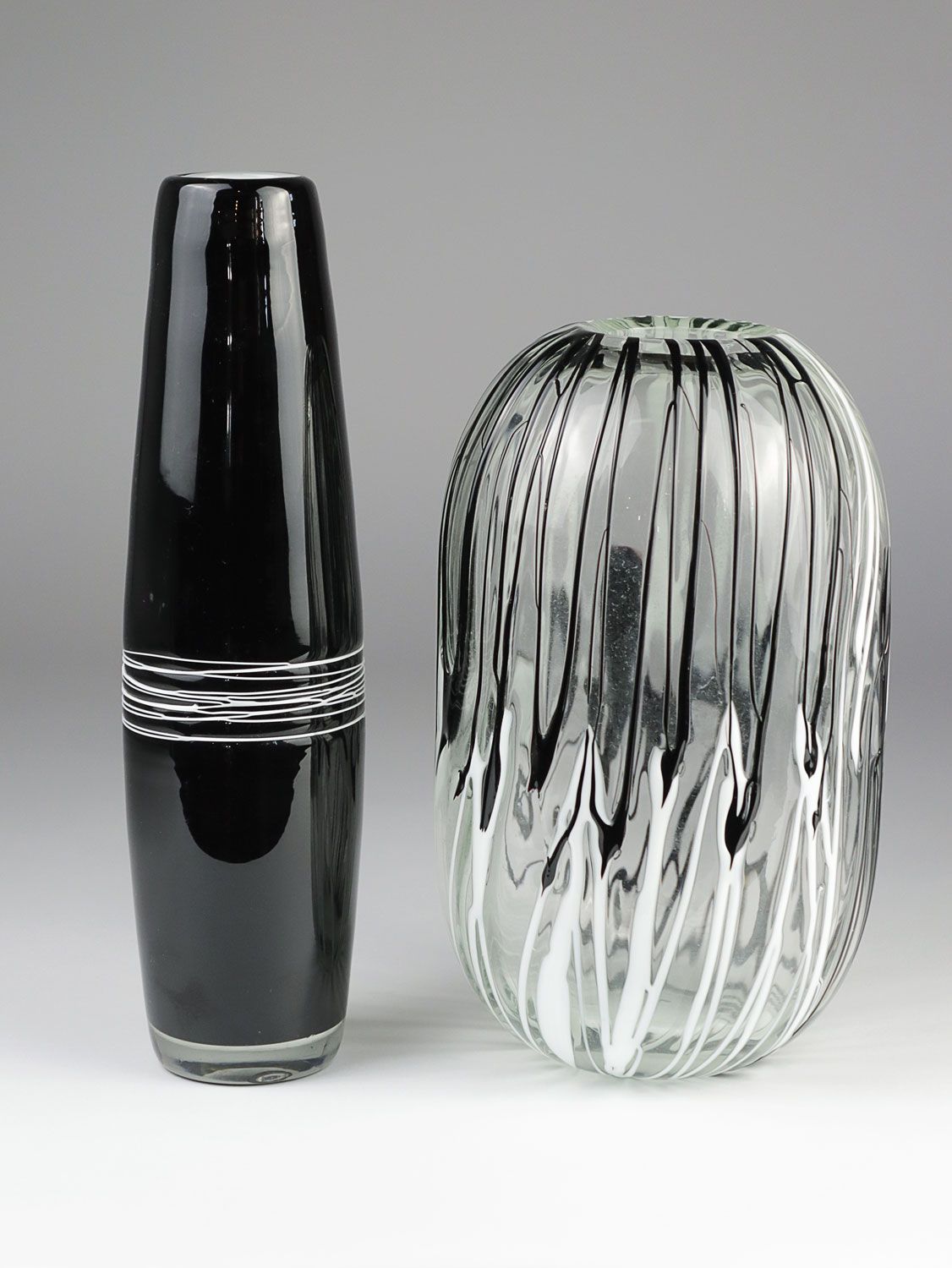 Null Vases - 20e siècle, 2 pièces, verre incolore à parois épaisses, pied rond, &hellip;