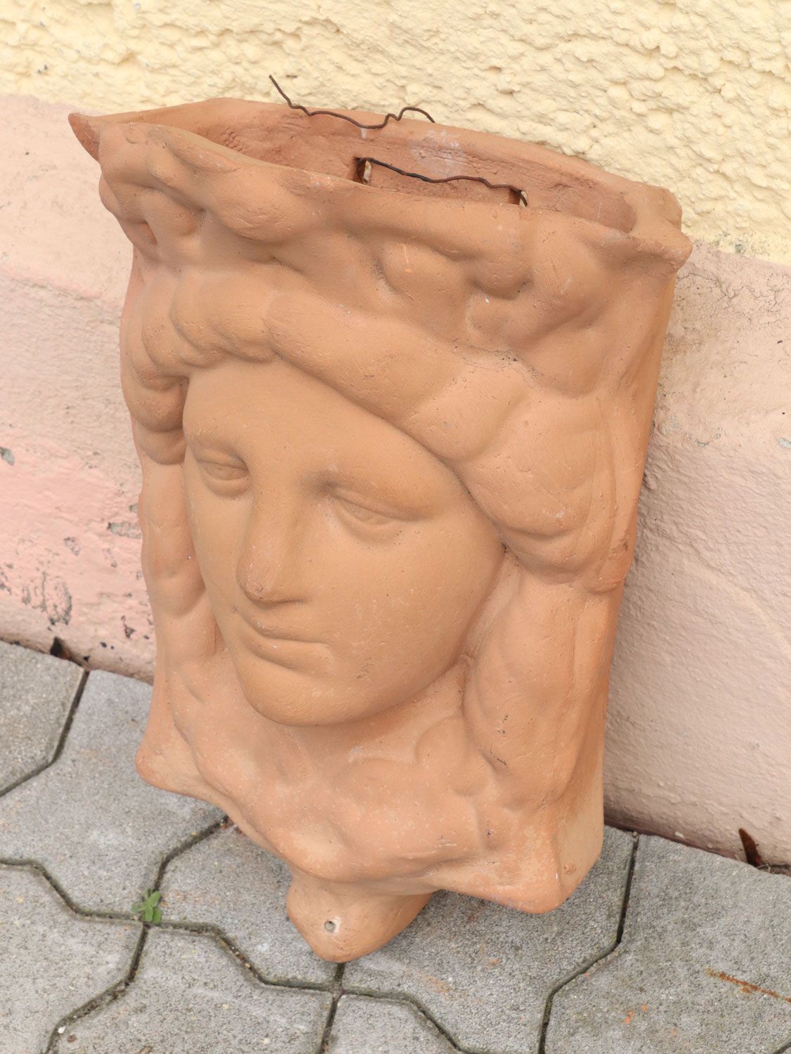 Null Jardinière - terre cuite, tête de femme, décor en relief, traces d'ancienne&hellip;