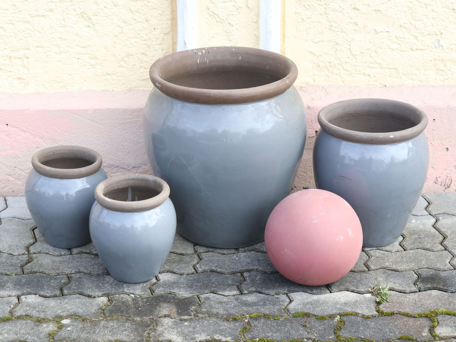 Null Pots à plantes - quatre pièces - céramique, émail gris, forme bombée. Diffé&hellip;