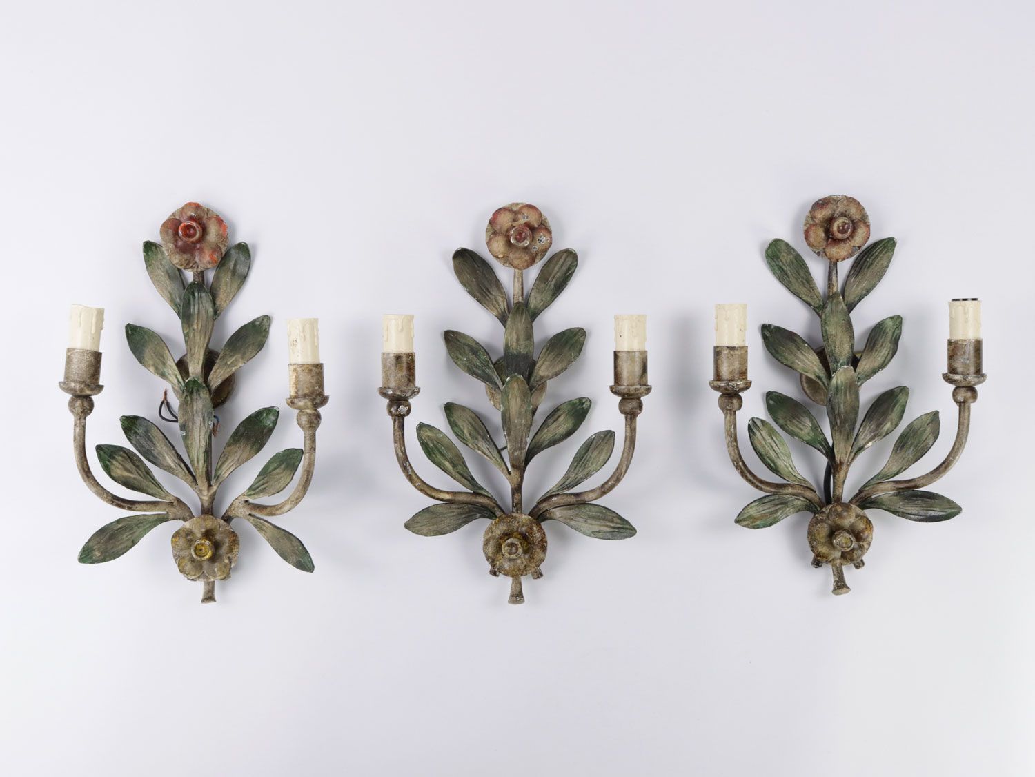 Null Lampes murales - trois pièces - métal, Italie, décor floral laqué polychrom&hellip;