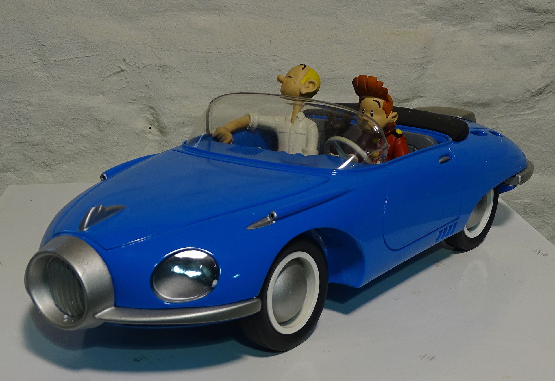 Tintin & Hergé Spirou, Fantasio and Pips in the blue car