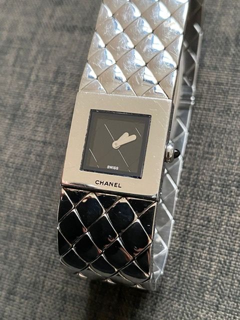 CHANEL Chanel Matelassé dalle horaire en acier inoxydable, circa 1993, quartz, c&hellip;