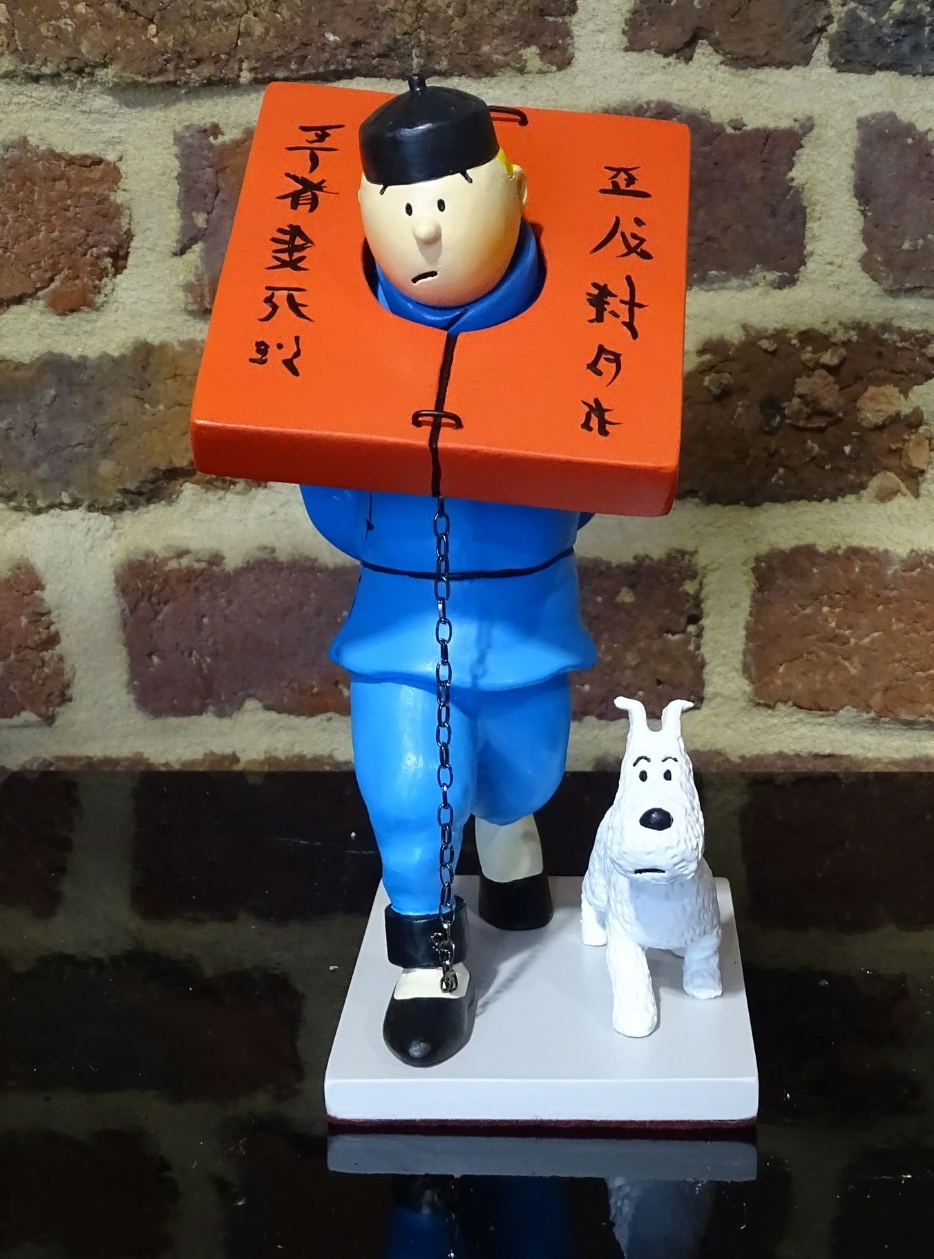 Tintin & Hergé 
Statuette Tintin en captivité du Lotus bleu, hauteur 25cm.