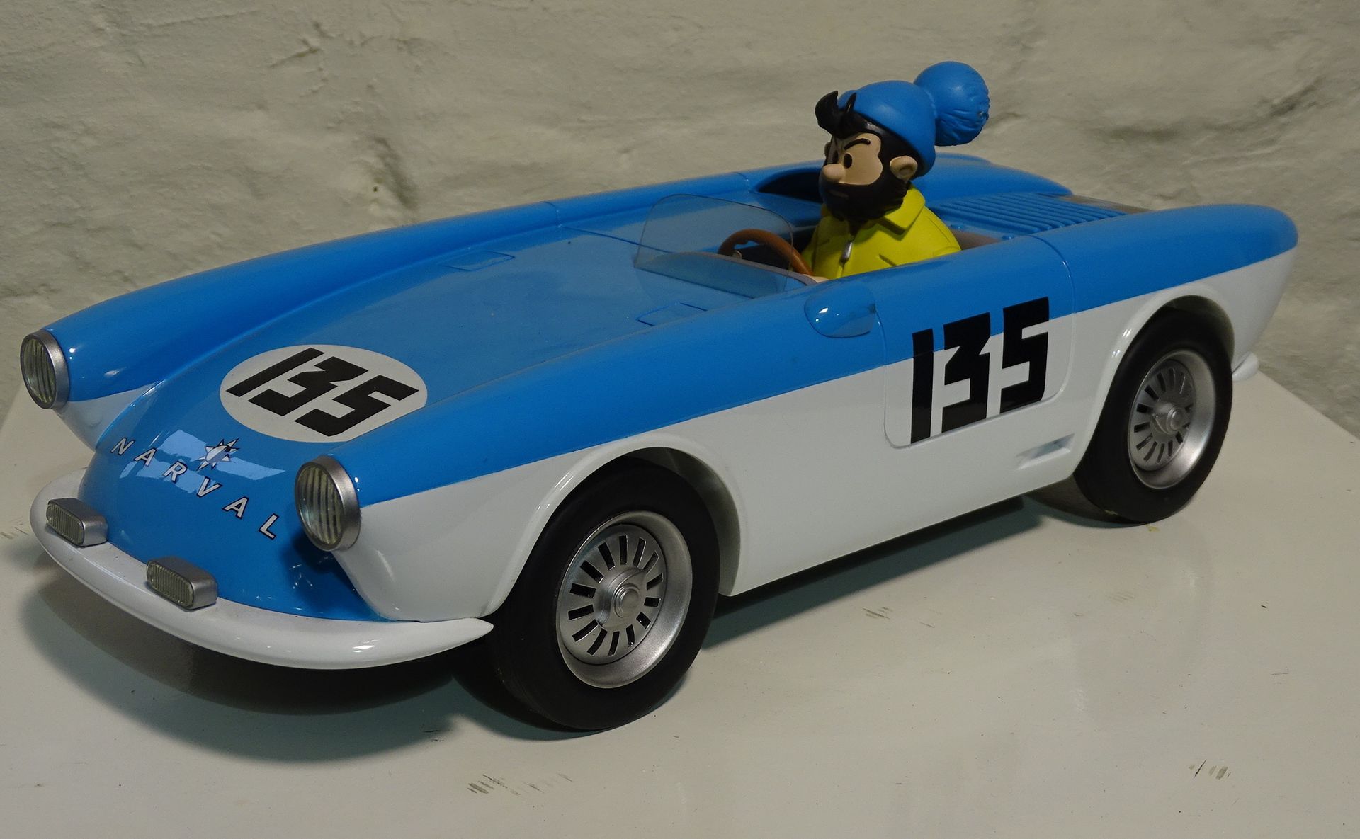 Tintin & Hergé Tondu from "Tif & Tonduî" in a blue car