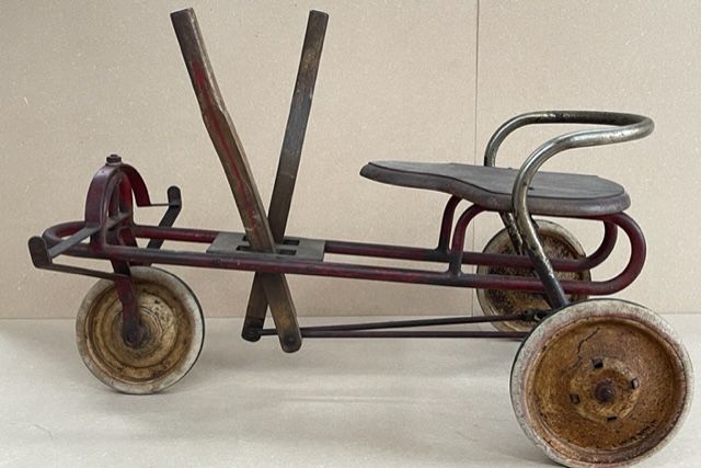 Antique Ancien rameur tricycle antique. Location région Alost - Belgique.