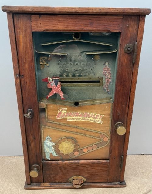 Antique Jeu avec la monnaie anglaise, en bon état de fonctionnement. Si le point&hellip;