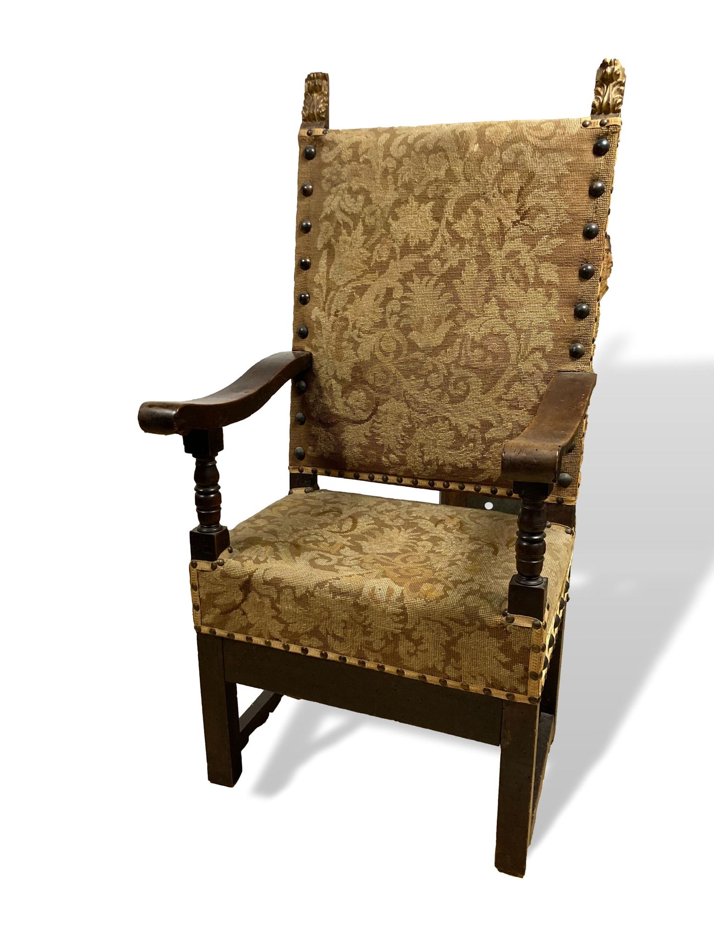 Null 胡桃木扶手椅，嵌有樱桃木板，椅背和门板上雕刻有卷轴和叶子，扶手上有栏杆。意大利北部，16世纪末 高度：125厘米 - 宽度：61厘米 - 深度：55厘&hellip;