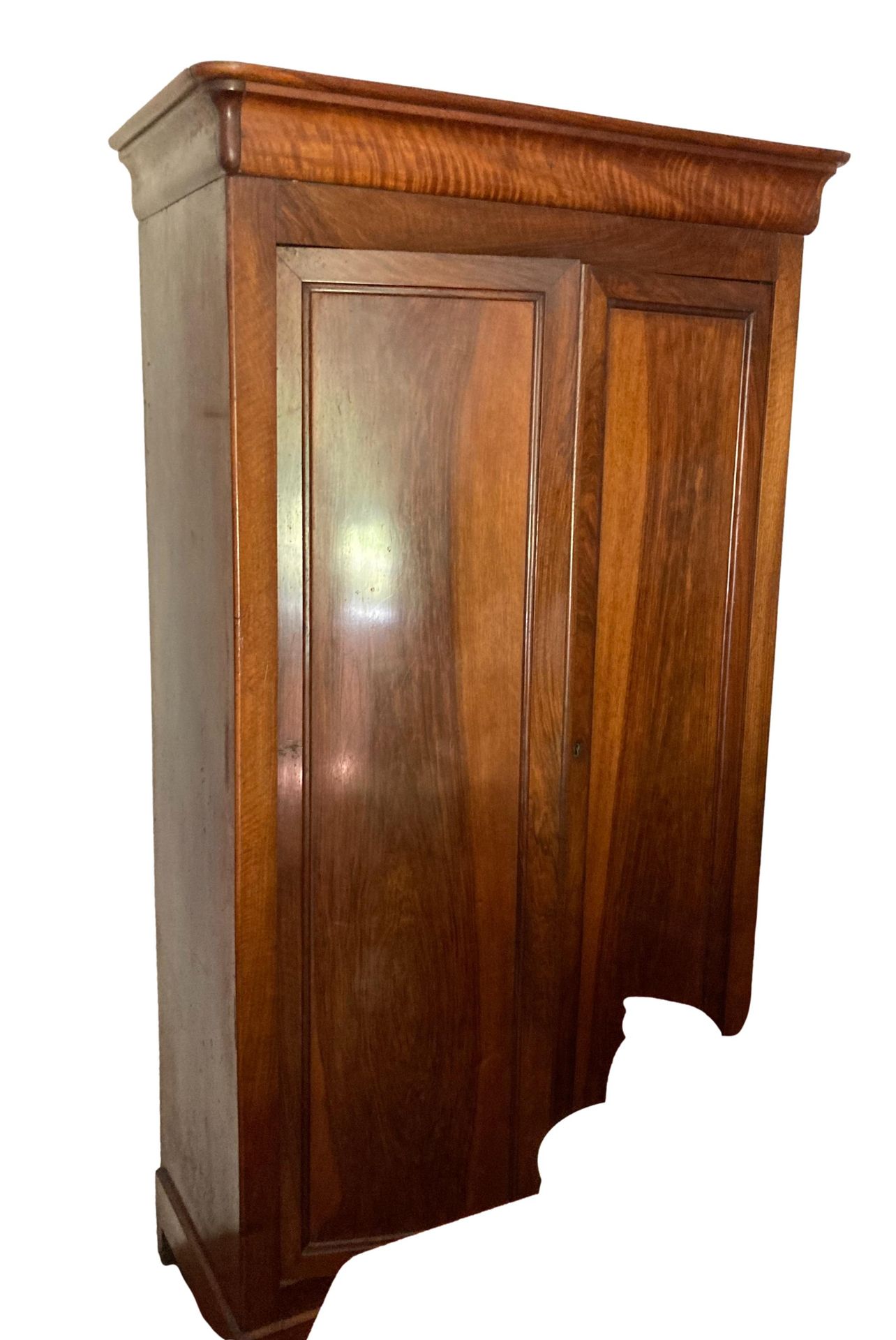 Null 铸模和铜化的木质橱柜开口，有两扇门

路易-菲利普时期

H.205宽104深46厘米