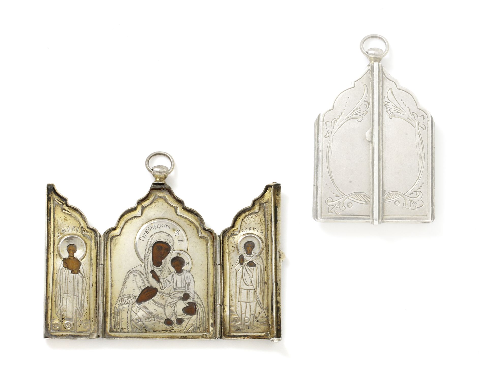 Null 旅途中的三联画圣像，银质材料为84 zolotniki（千分之八百七十五），上面刻有叶子的装饰，中间是天主之母和孩子，左边是圣尼康，右边是圣塞吉乌斯。&hellip;