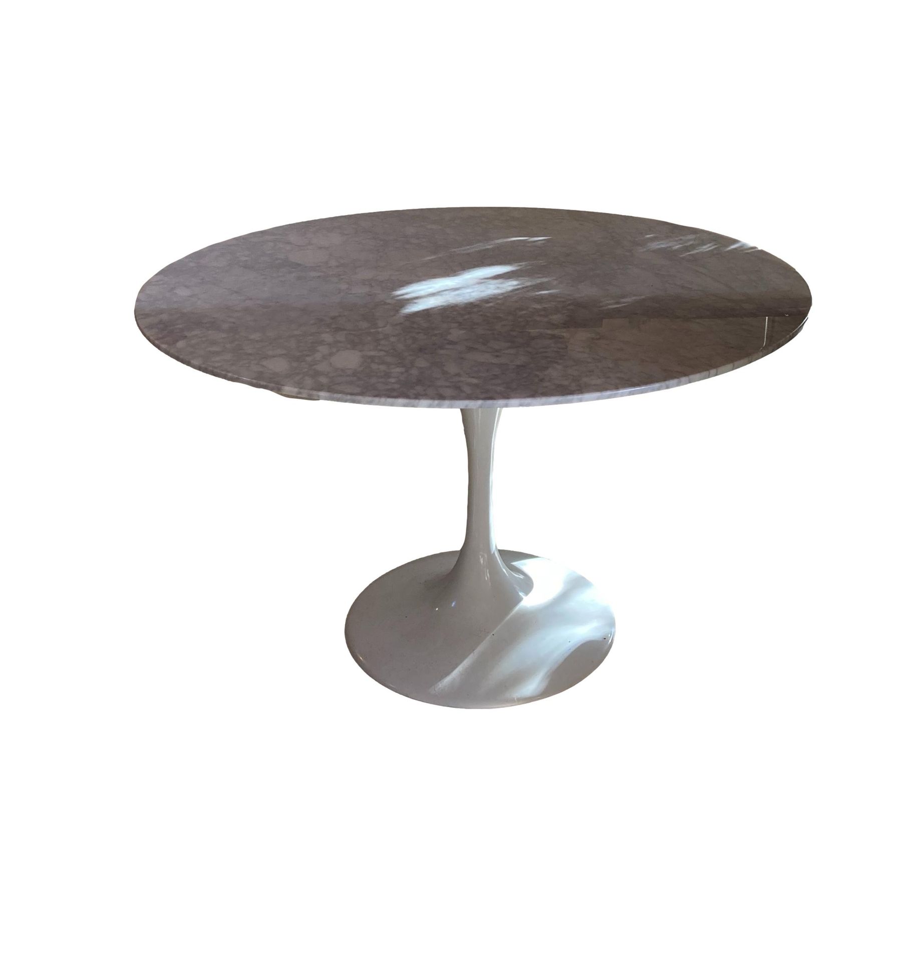 Null Eero SAARINEEN (1910-1961).基于

圆桌在中央的郁金香轴上。大理石顶部

D. 120厘米