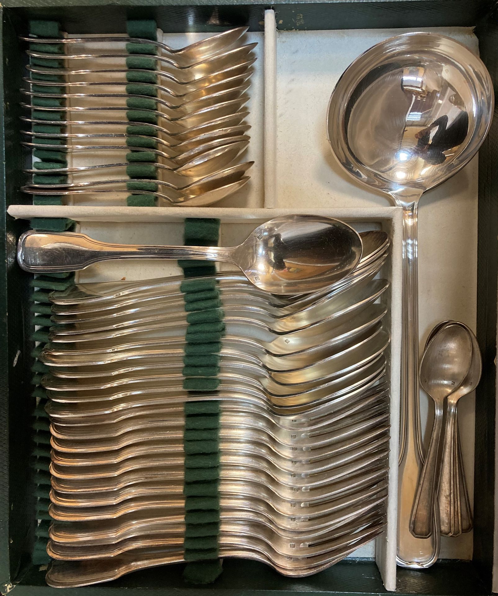 Null Partie de ménagère en métal argenté comprenant fouchettes, cuillères, petit&hellip;