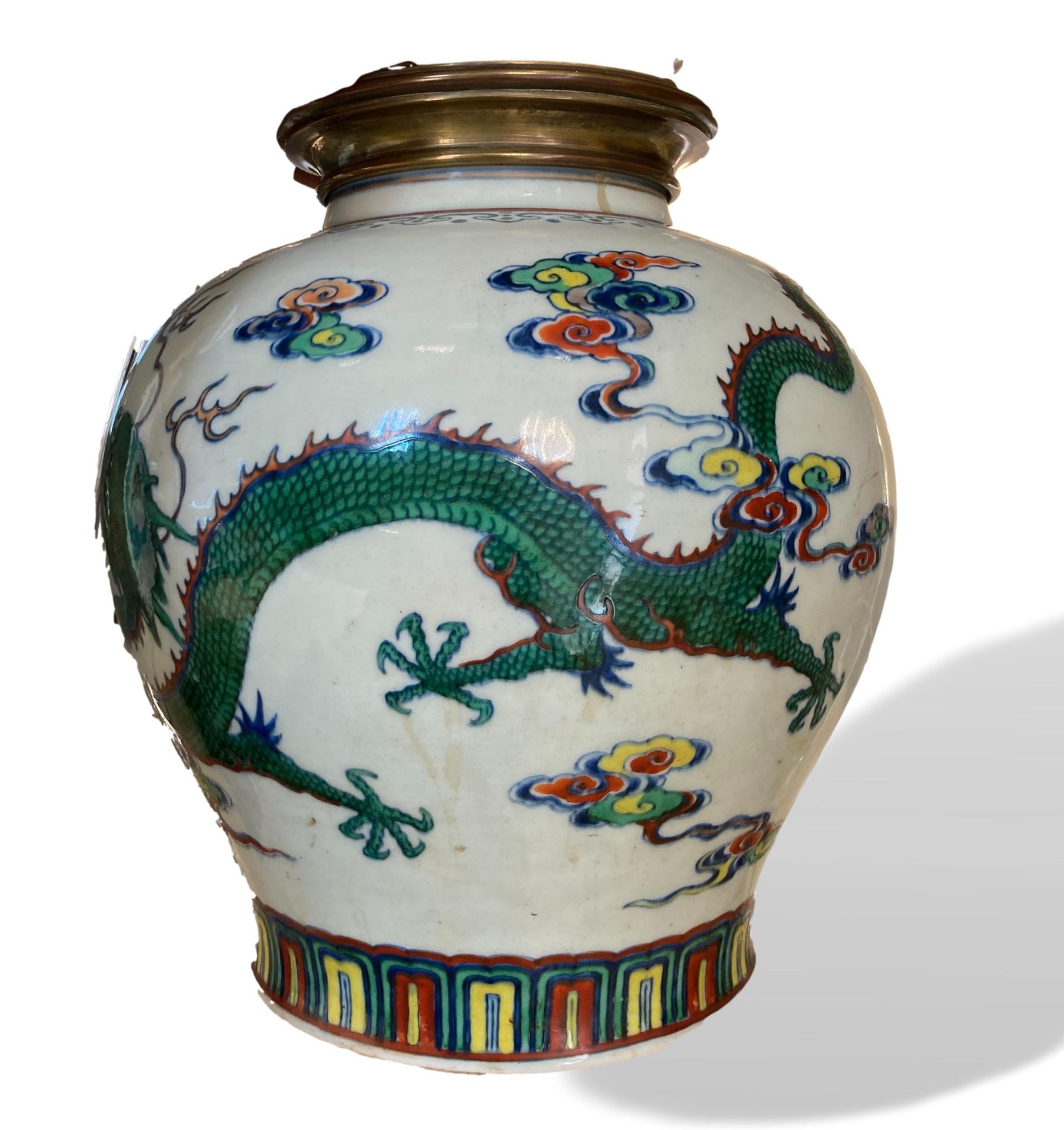Null 一个五彩瓷器和珐琅彩球状花瓶，饰有云纹中的龙和凤。

中国，光绪年间，19世纪

(底部和侧面穿孔；安装为灯)

H.25 cm - D. 23 cm