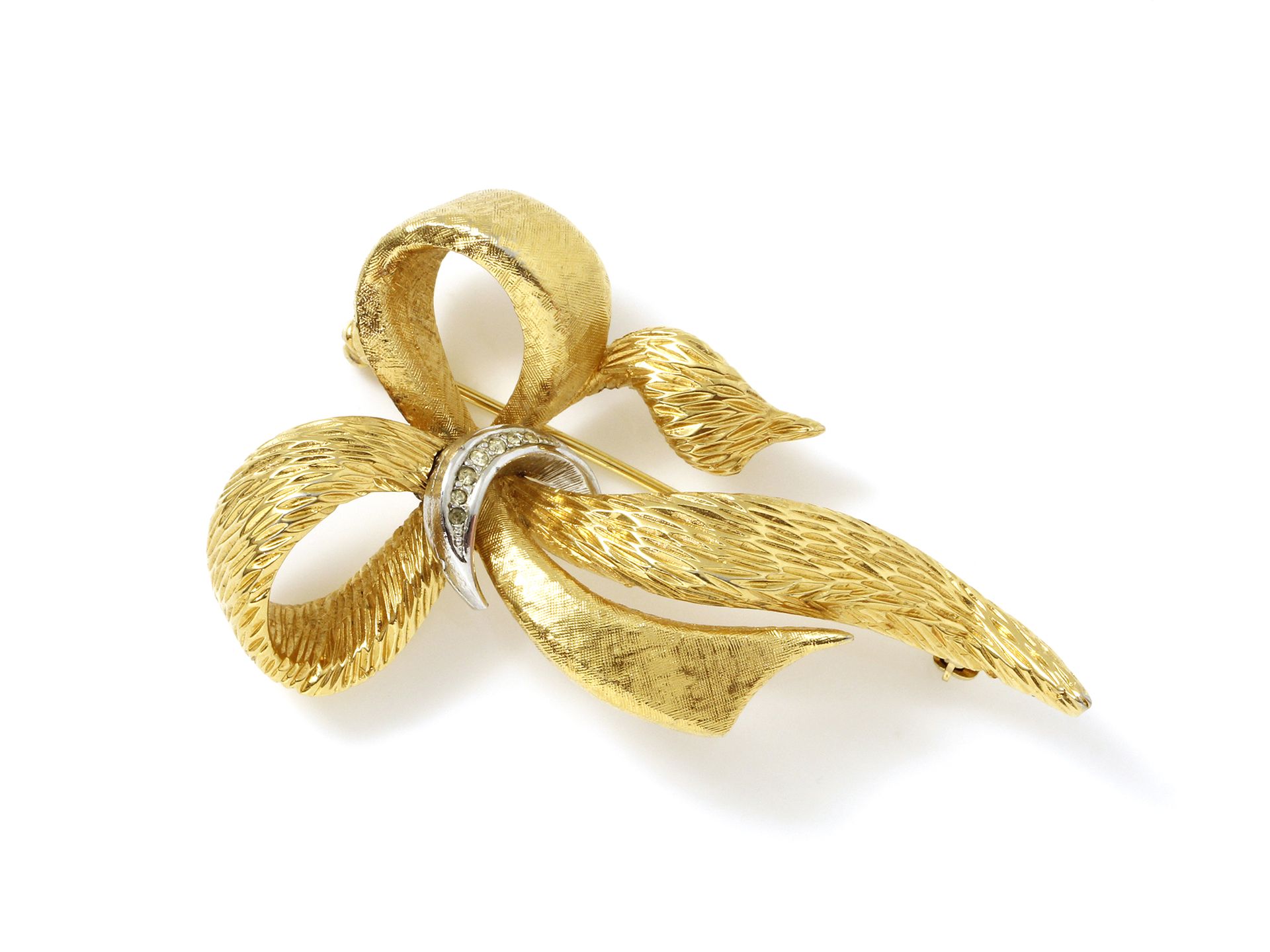 Null D'ORLAN

Fancy brooch featuring a gilded metal knot, the center decorated w&hellip;