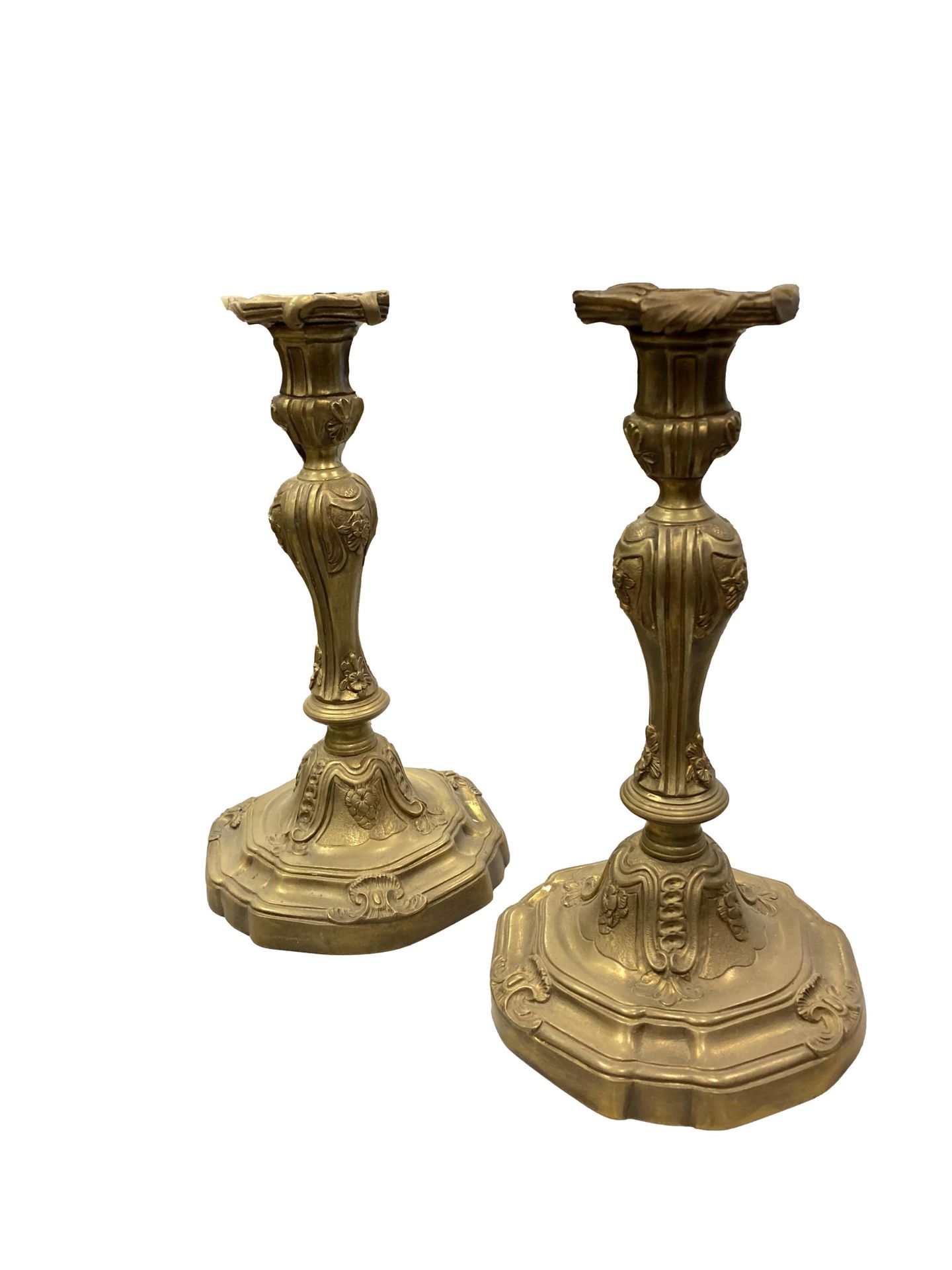 Null Ein Paar Kerzenhalter aus vergoldeter Bronze mit Rocaille-Dekor.

Stil Loui&hellip;
