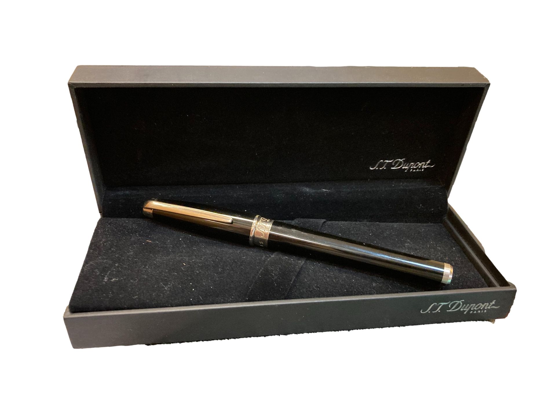 Null ST Dupont

Fidelio

Kugelschreiber mit Füllfederhalter 

L. 15 cm

In seine&hellip;