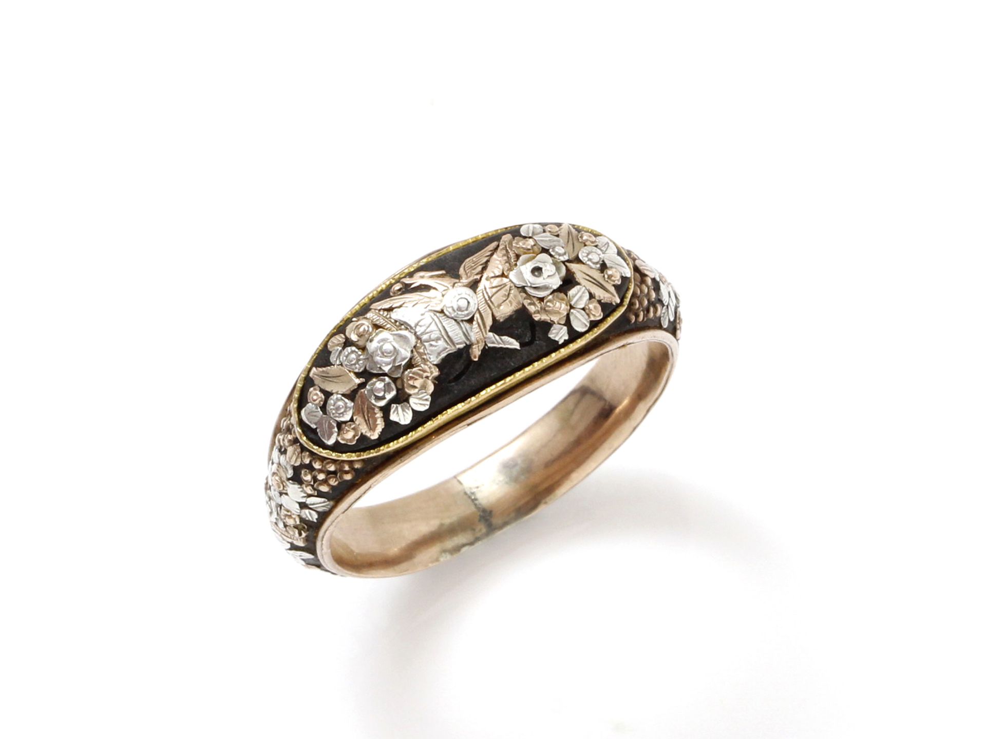 Null 非常漂亮的金银镶嵌的金属戒指，边框上有交叉的丰饶之角的装饰。19世纪前三分之一的作品。

毛重：7.10克。TDD：64。