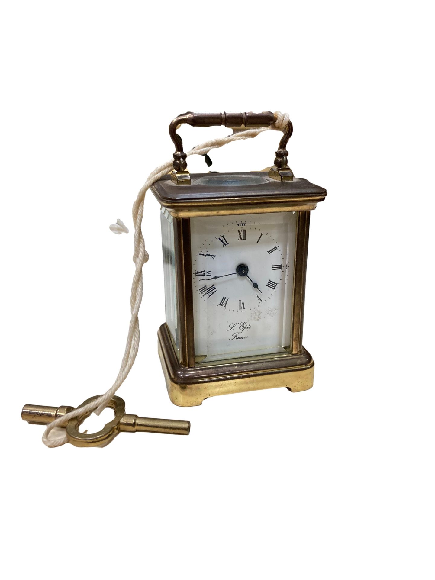 Null 剑

鎏金铜质军官钟

柜子：长方形，有5个玻璃面

表盘：白色，罗马数字时标，签名

H.6宽4深3.8厘米