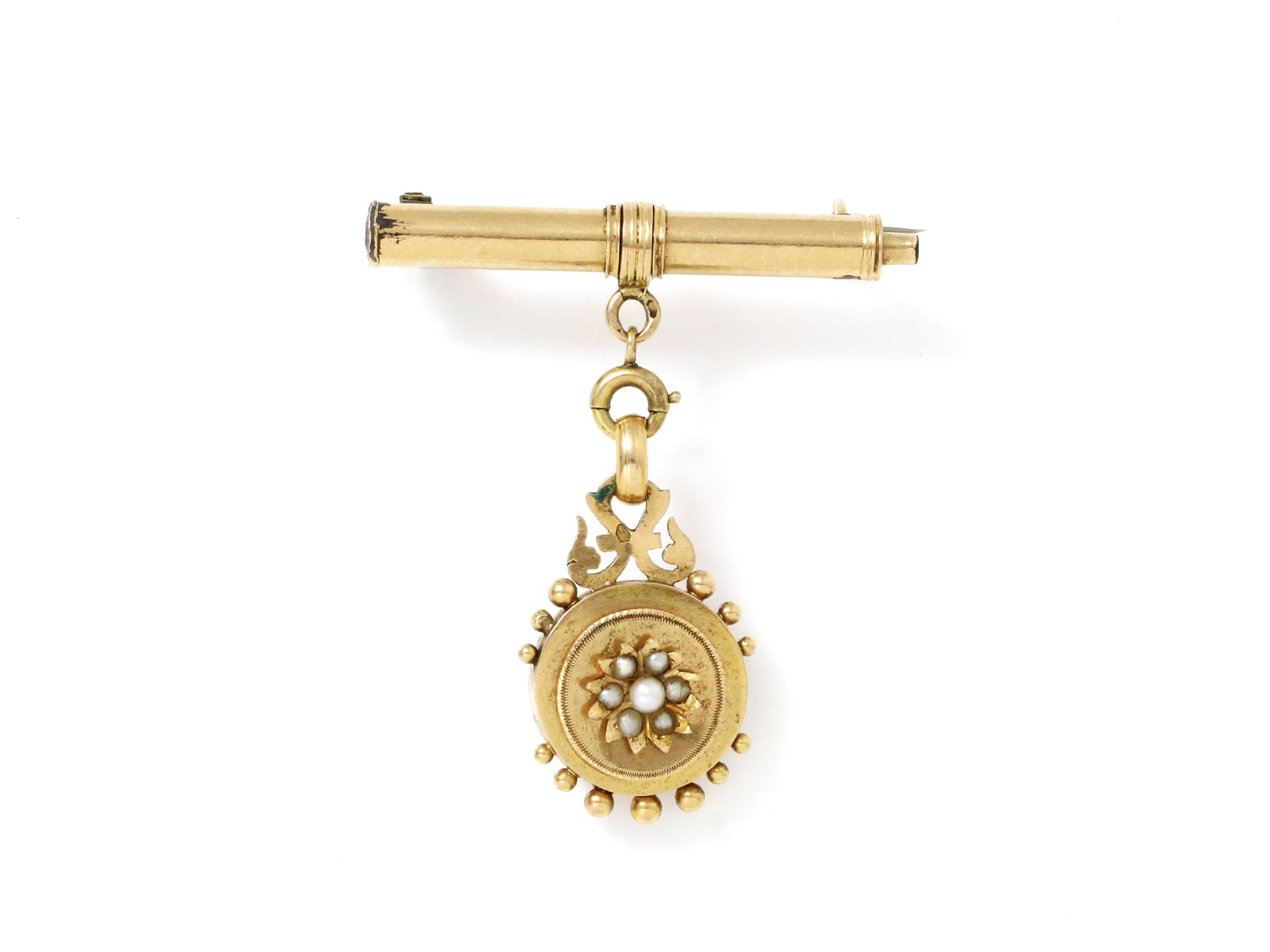 Null 7.5万金和金属胸针，代表一支机械铅笔，用小手握住一朵由半颗珍珠点缀的花的圆形徽章。19世纪末的法国作品（对胸针的改造，原样）。

毛重：8.40克