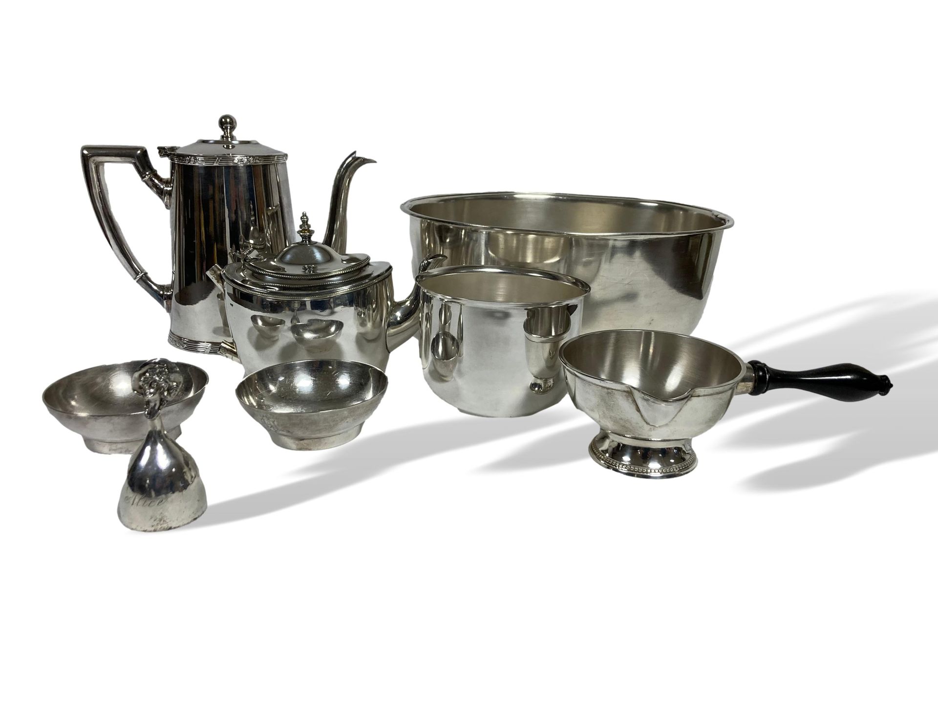 Null 镀银套装包括一个咖啡壶，一个茶壶（无手柄），两个碗的脚，一个酱油锅，两个盘子的内壁和一个桌钟，上面刻有优雅的爱丽丝设计。