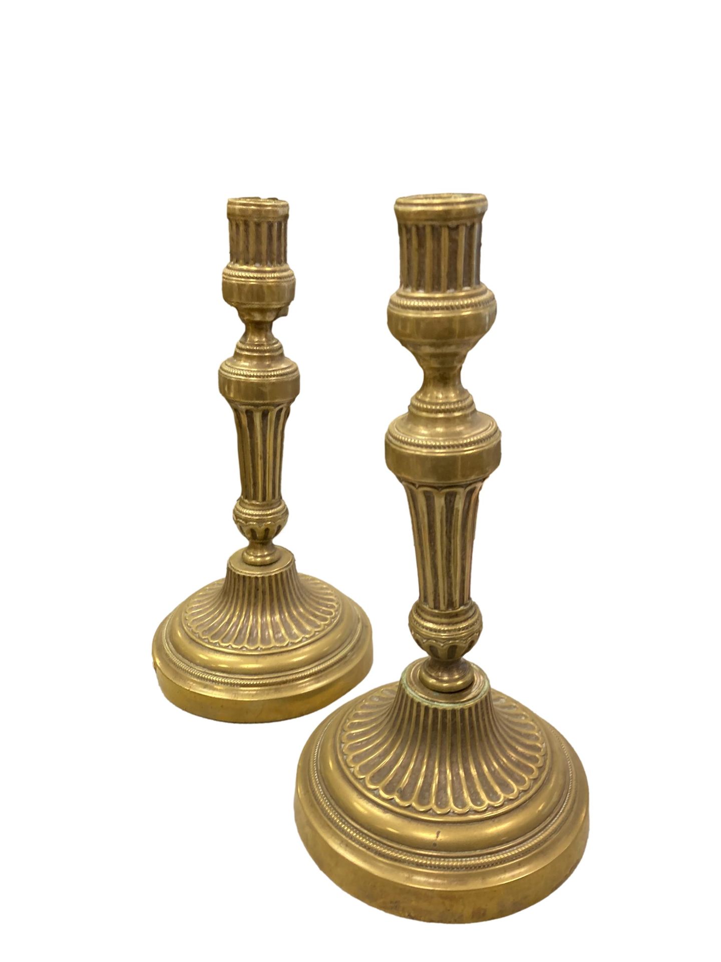 Null Paare von Kerzenhaltern aus vergoldeter Bronze mit Kanneluren.

H. 27 cm