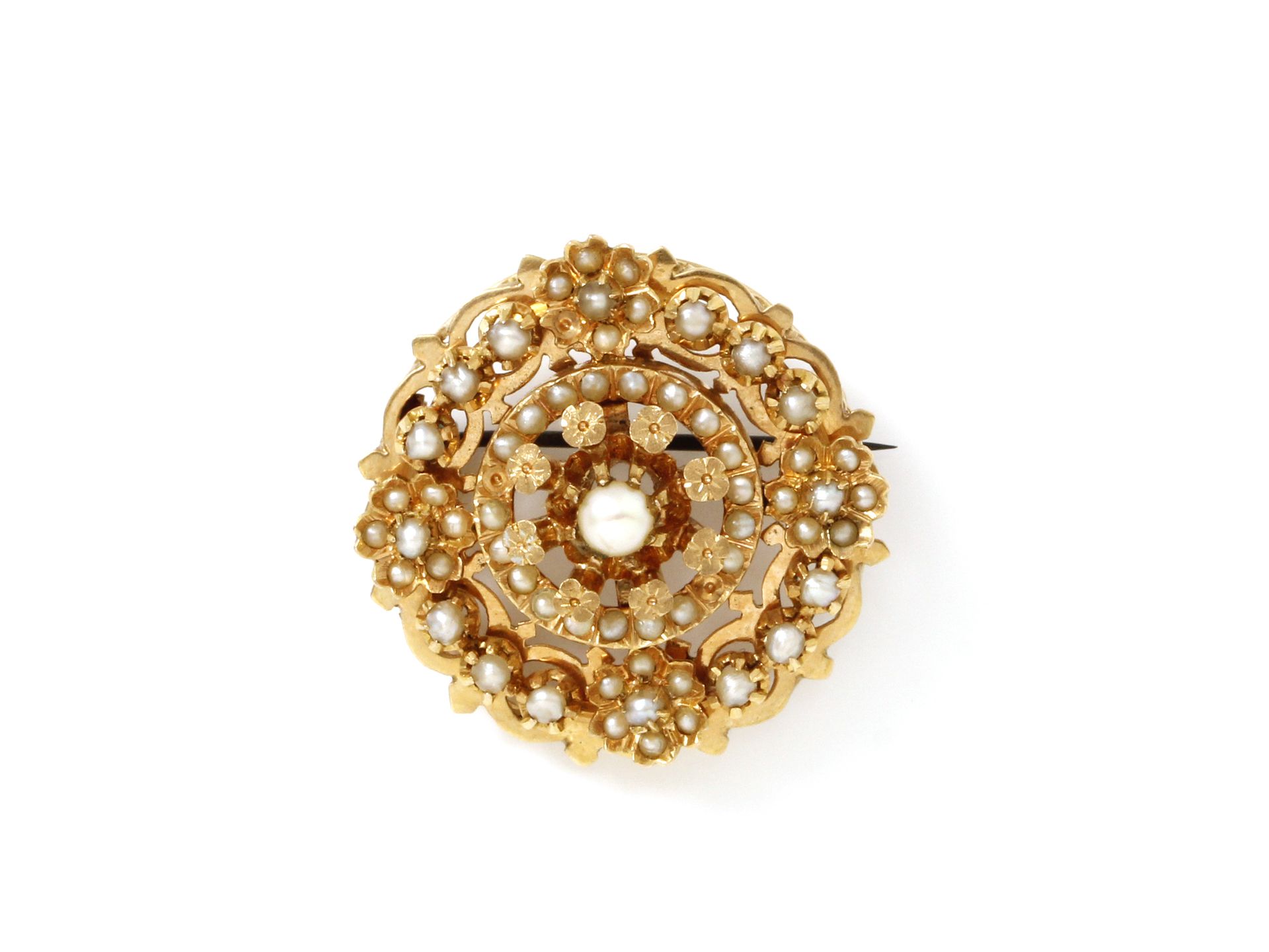 Null 750千分之一的黄金圆形胸针，饰以镂空的花环，中间是一颗文化珍珠，周围有半颗珍珠的衬托。金属的销子。19世纪末的法国作品（小缺）。

毛重：8.80克&hellip;