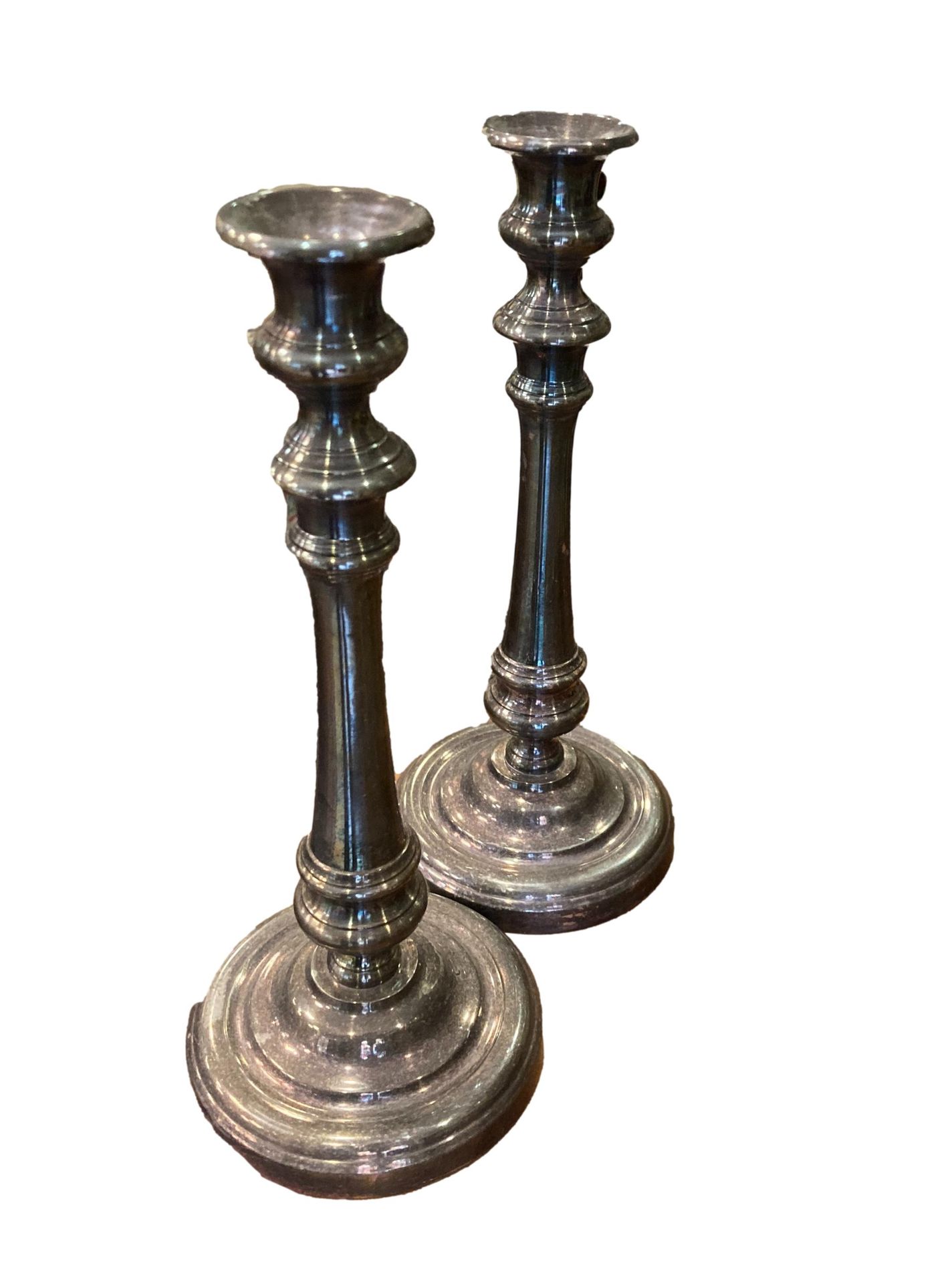 Null Paar Kerzenhalter aus versilbertem Metall mit balusterförmigem Schaft.

H. &hellip;