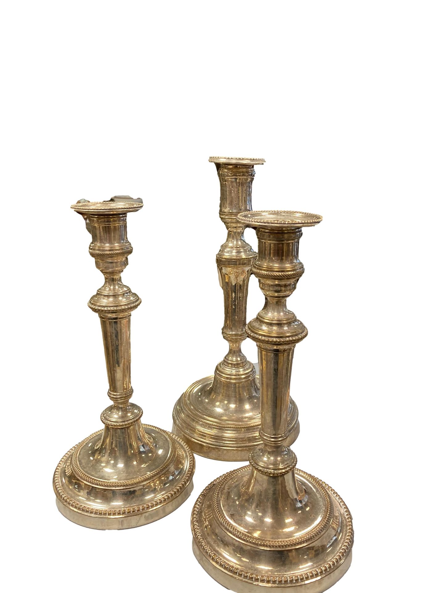 Null 一套三个镀银烛台，带珍珠楣饰

H.25,5和28,5厘米