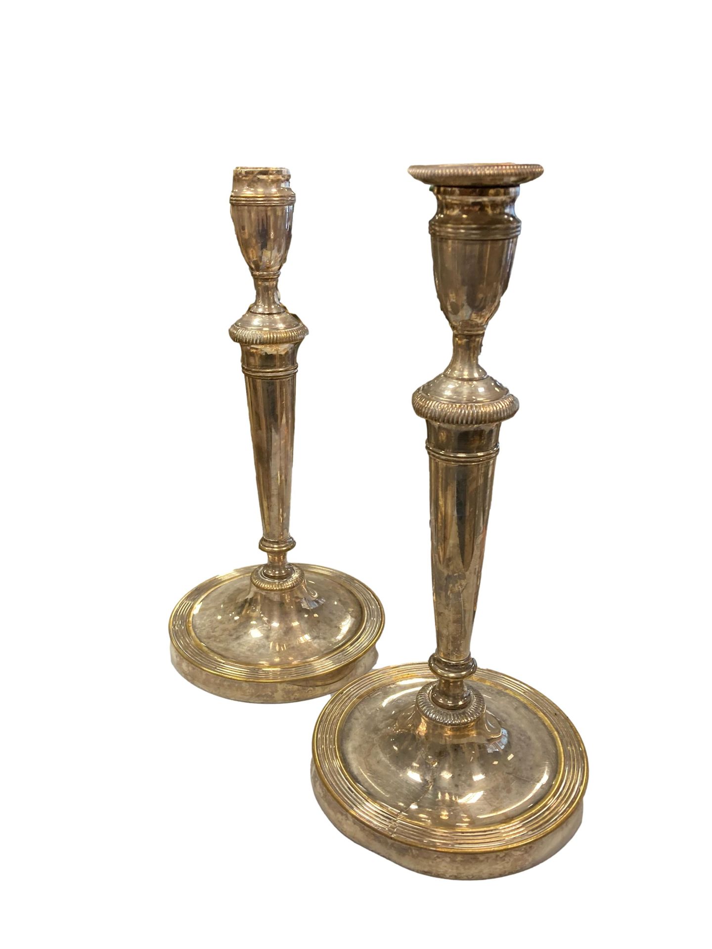 Null Pair of silver plated candlesticks decorated with pearl friezes

(Damage to&hellip;
