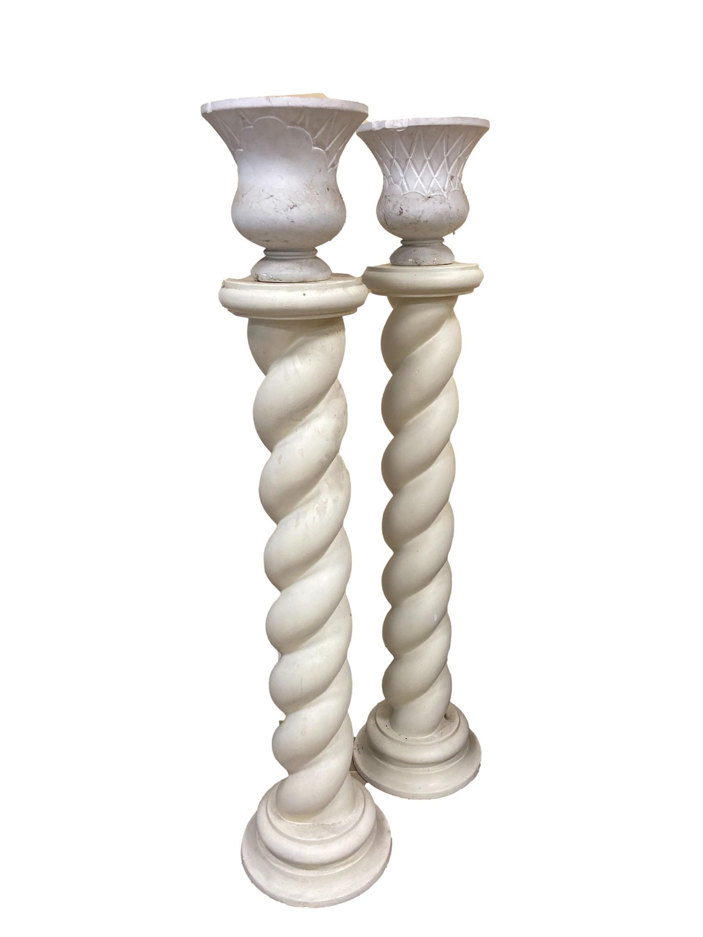 Null Ein Paar gedrehte Säulen aus Gips, die von Medici-Vasen mit Kreuzdekor und &hellip;