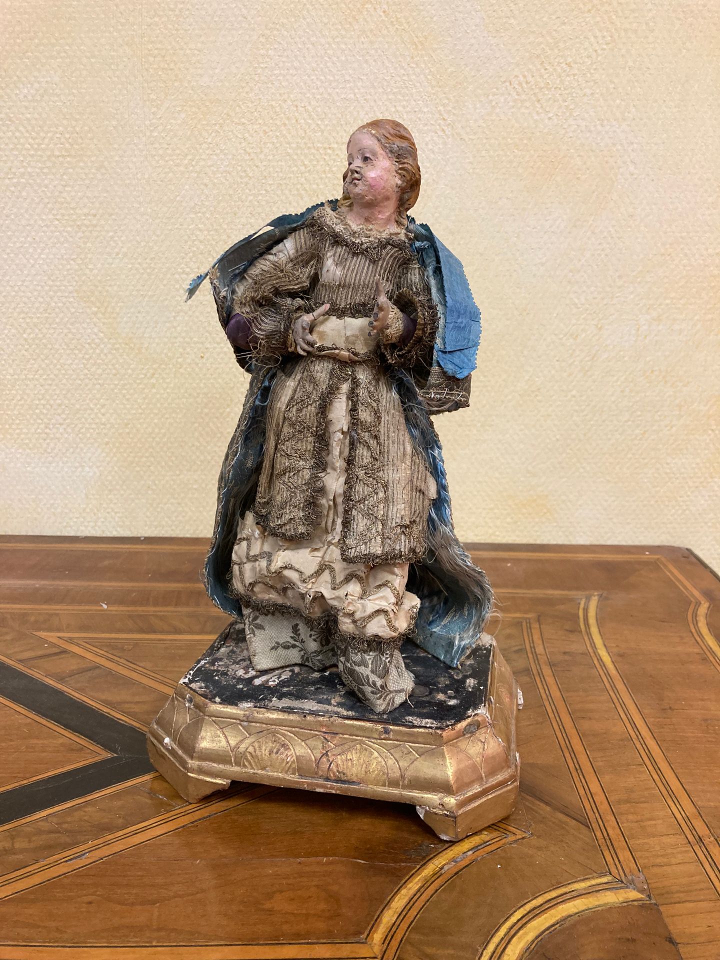 Null Figura di culla napoletana in terracotta policroma di giovane donna vestita&hellip;
