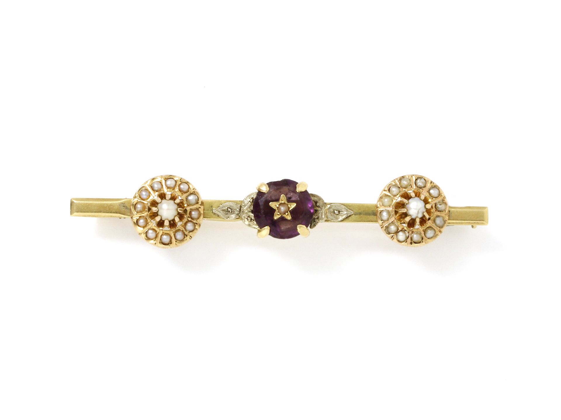 Null 黄金75万分之一的胸针，装饰有紫色玻璃浆糊，上面有一颗星，肩上有移动的花环，上面有半颗珍珠。 (改造，在国家)

毛重：7.70克。长度： 6.1 c&hellip;